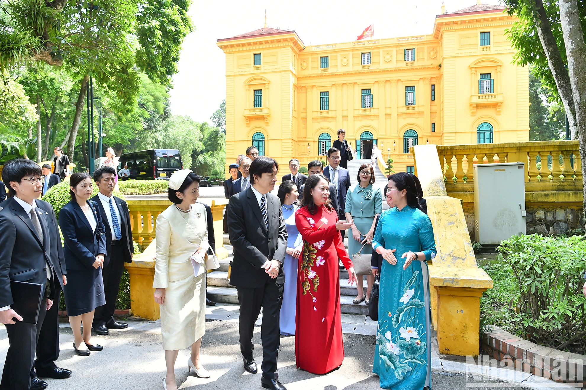 [Ảnh] Hoàng Thái tử Nhật Bản Akishino tham quan Khu di tích Chủ tịch Hồ Chí Minh ảnh 2