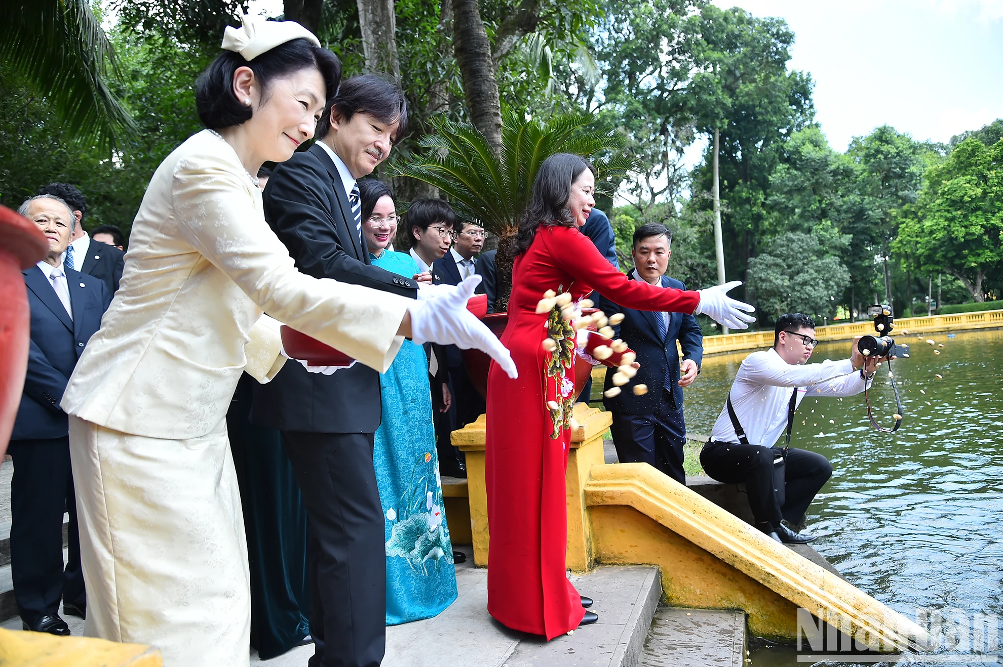 [Ảnh] Hoàng Thái tử Nhật Bản Akishino tham quan Khu di tích Chủ tịch Hồ Chí Minh ảnh 8