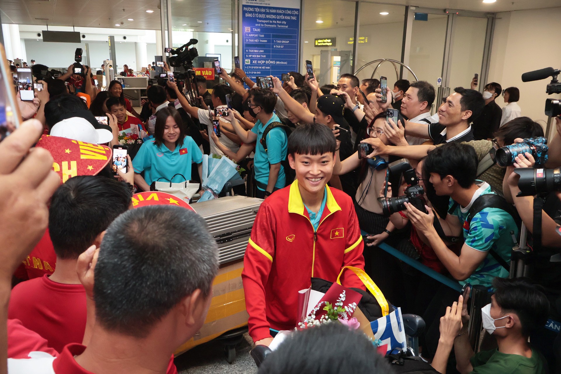 [Ảnh] Người hâm mộ chào đón đội tuyển nữ Việt Nam trở về từ World Cup ảnh 6