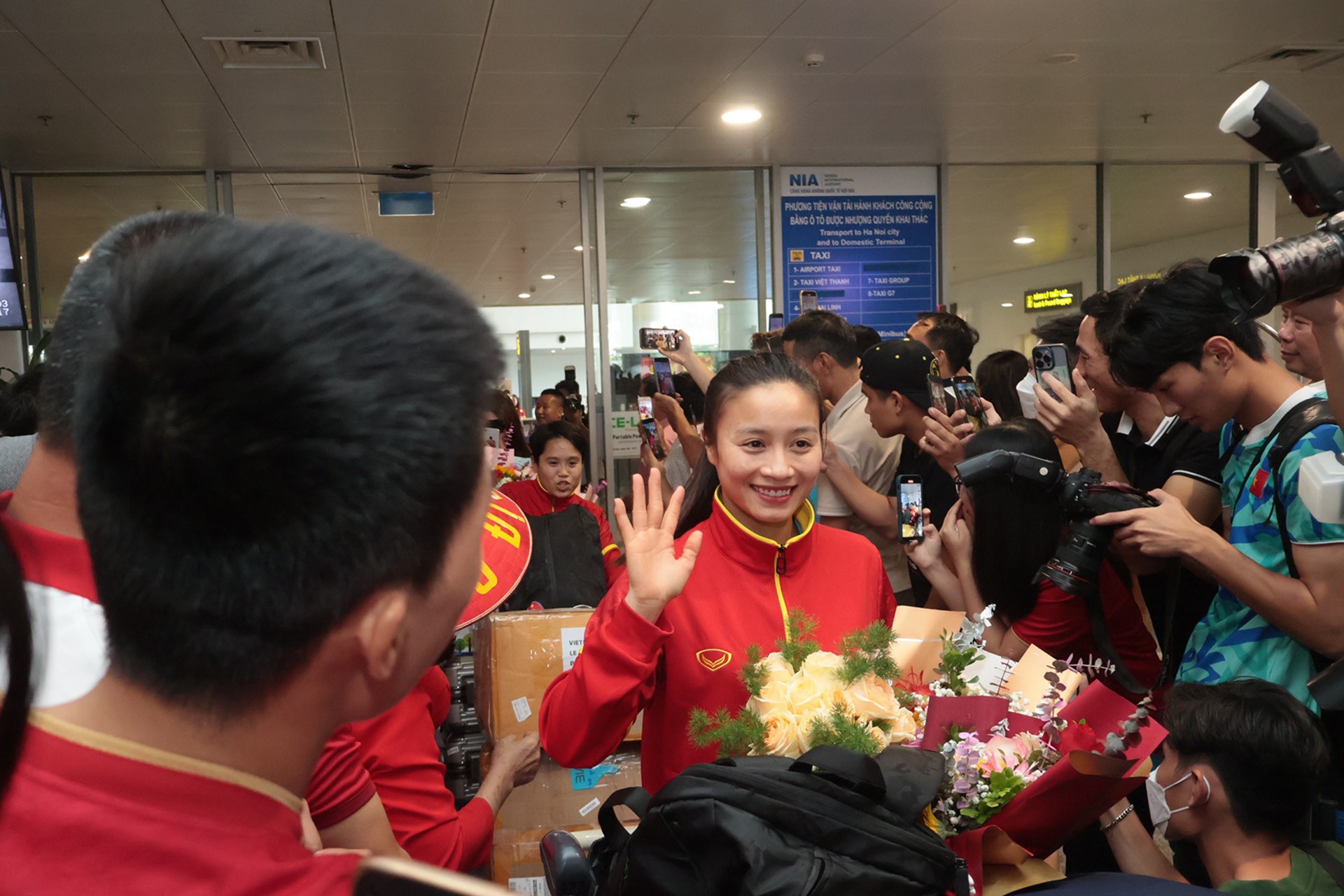 [Ảnh] Người hâm mộ chào đón đội tuyển nữ Việt Nam trở về từ World Cup ảnh 2