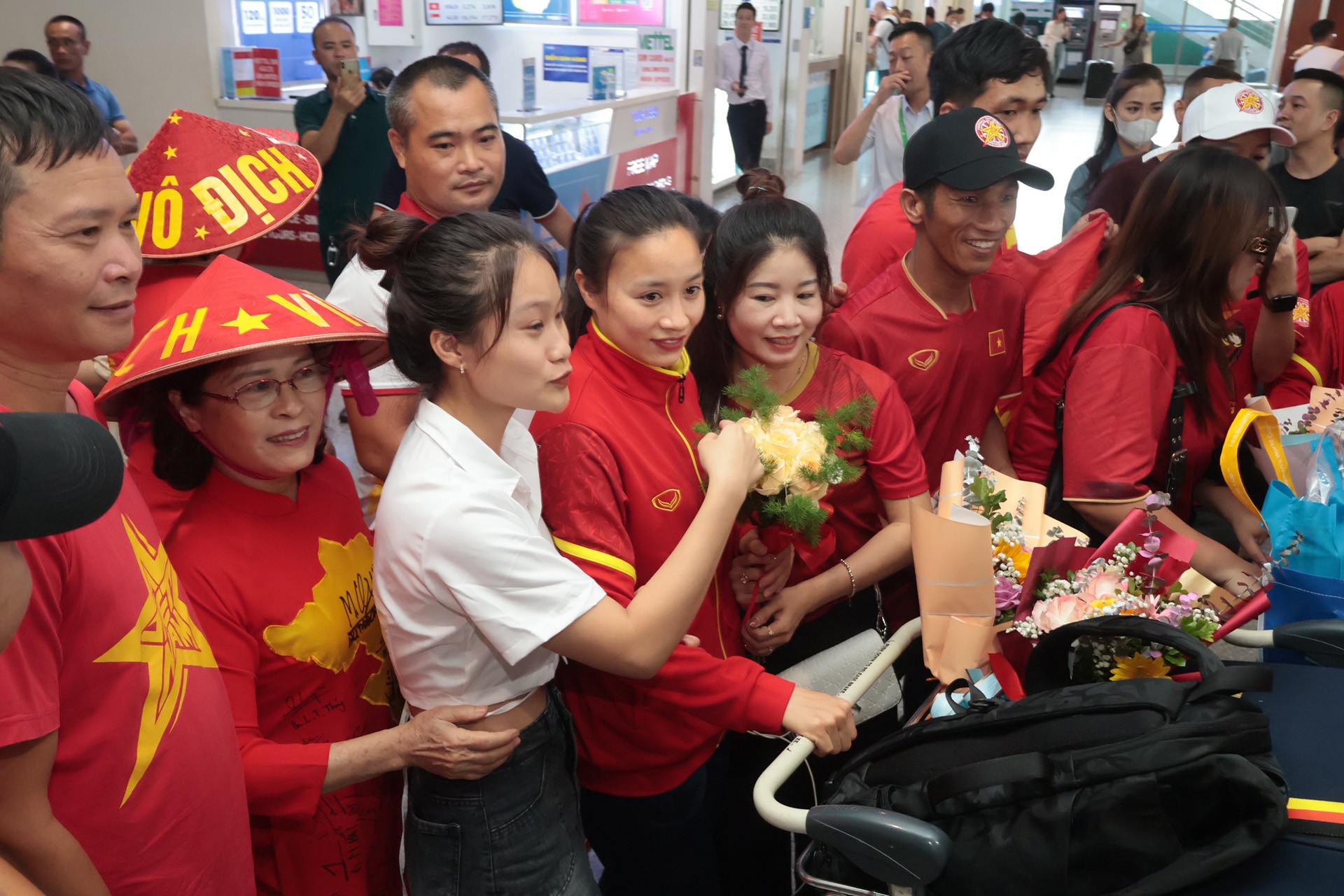 [Ảnh] Người hâm mộ chào đón đội tuyển nữ Việt Nam trở về từ World Cup ảnh 5