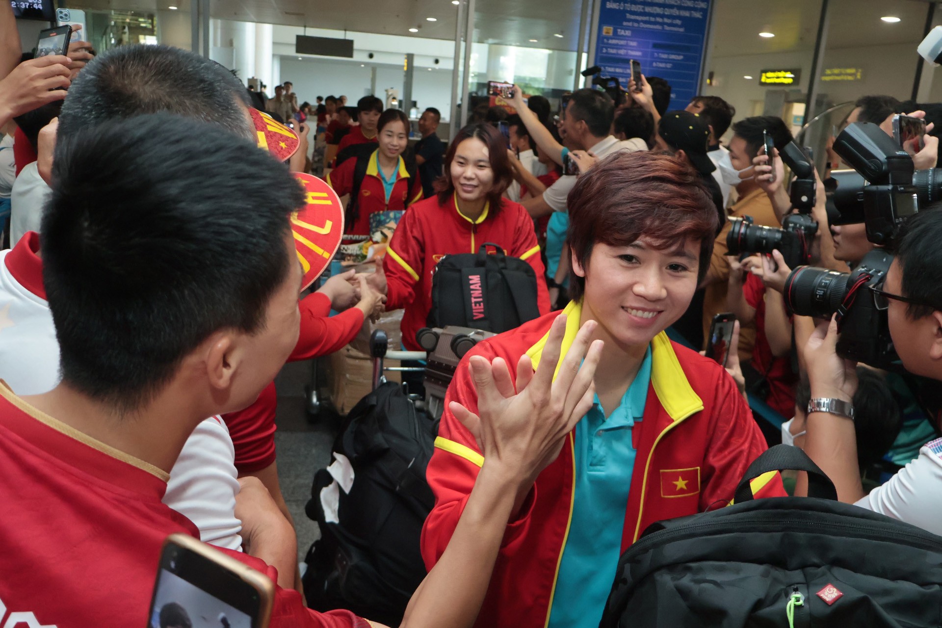 [Ảnh] Người hâm mộ chào đón đội tuyển nữ Việt Nam trở về từ World Cup ảnh 3