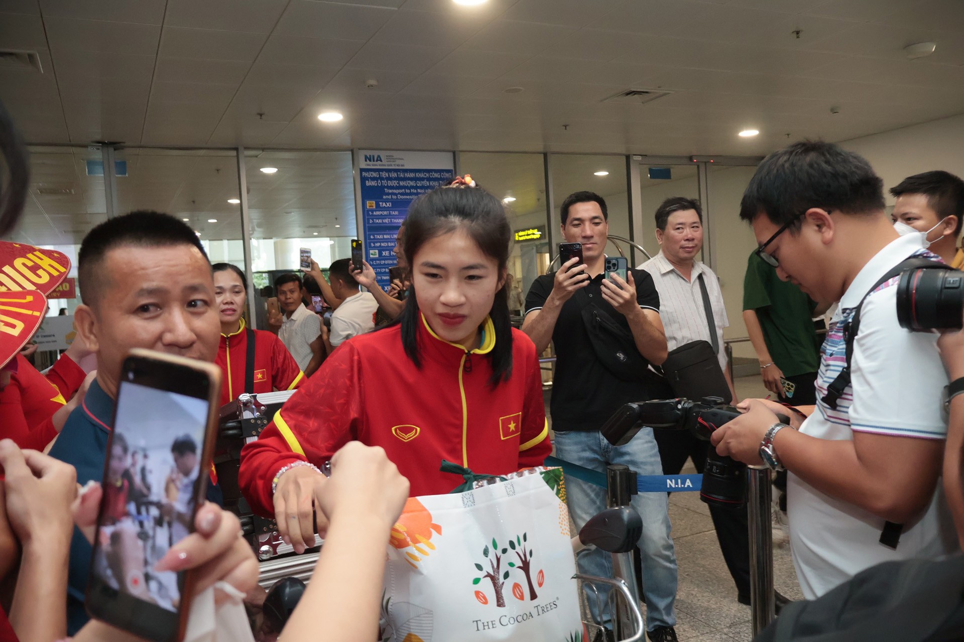 [Ảnh] Người hâm mộ chào đón đội tuyển nữ Việt Nam trở về từ World Cup ảnh 4