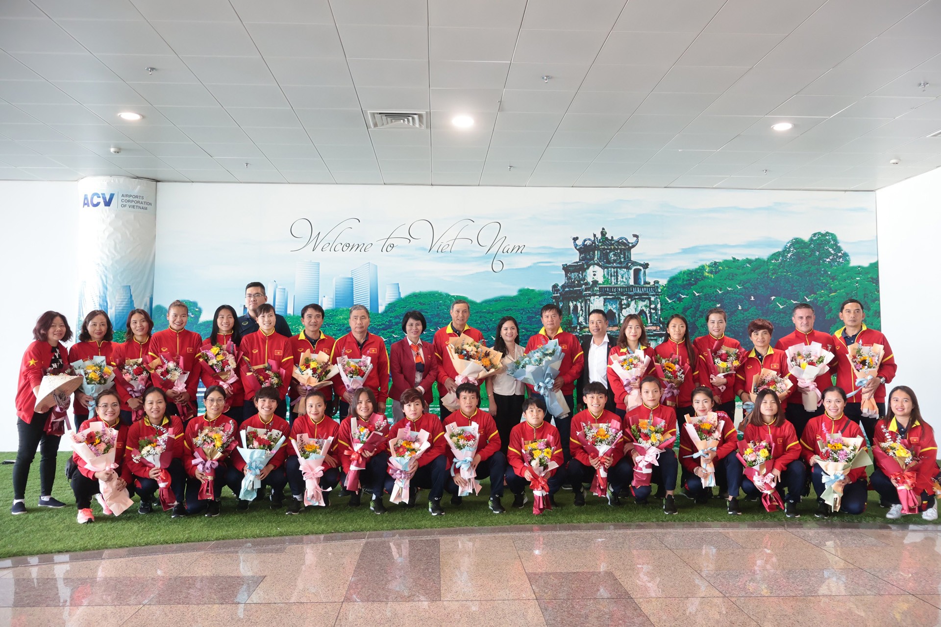 [Ảnh] Người hâm mộ chào đón đội tuyển nữ Việt Nam trở về từ World Cup ảnh 7