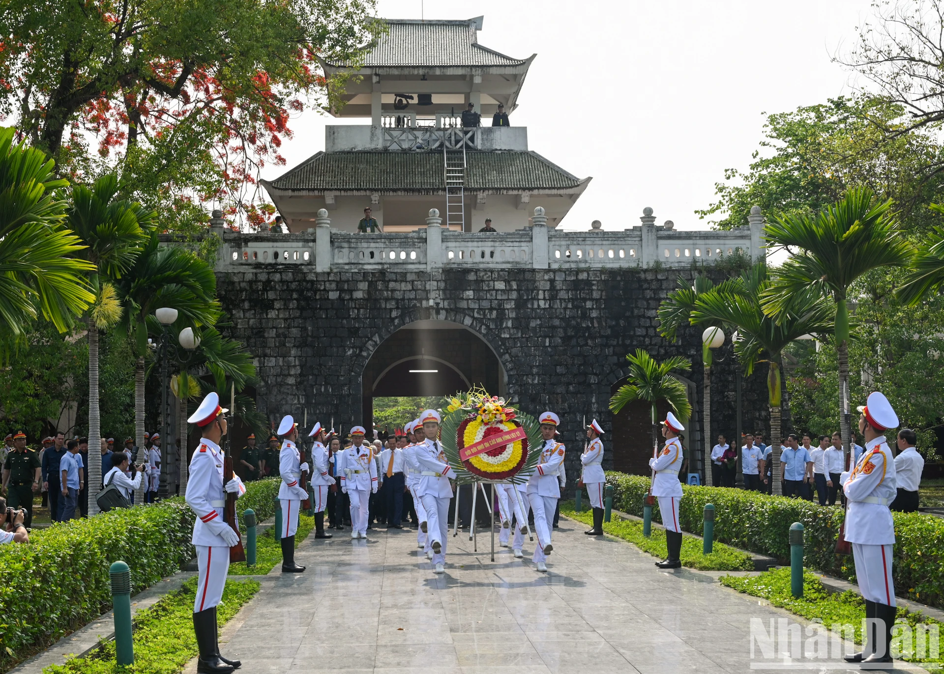 [Ảnh] Lãnh đạo Đảng, Nhà nước dâng hương, tưởng niệm các Anh hùng liệt sĩ tại thành phố Điện Biên Phủ ảnh 1