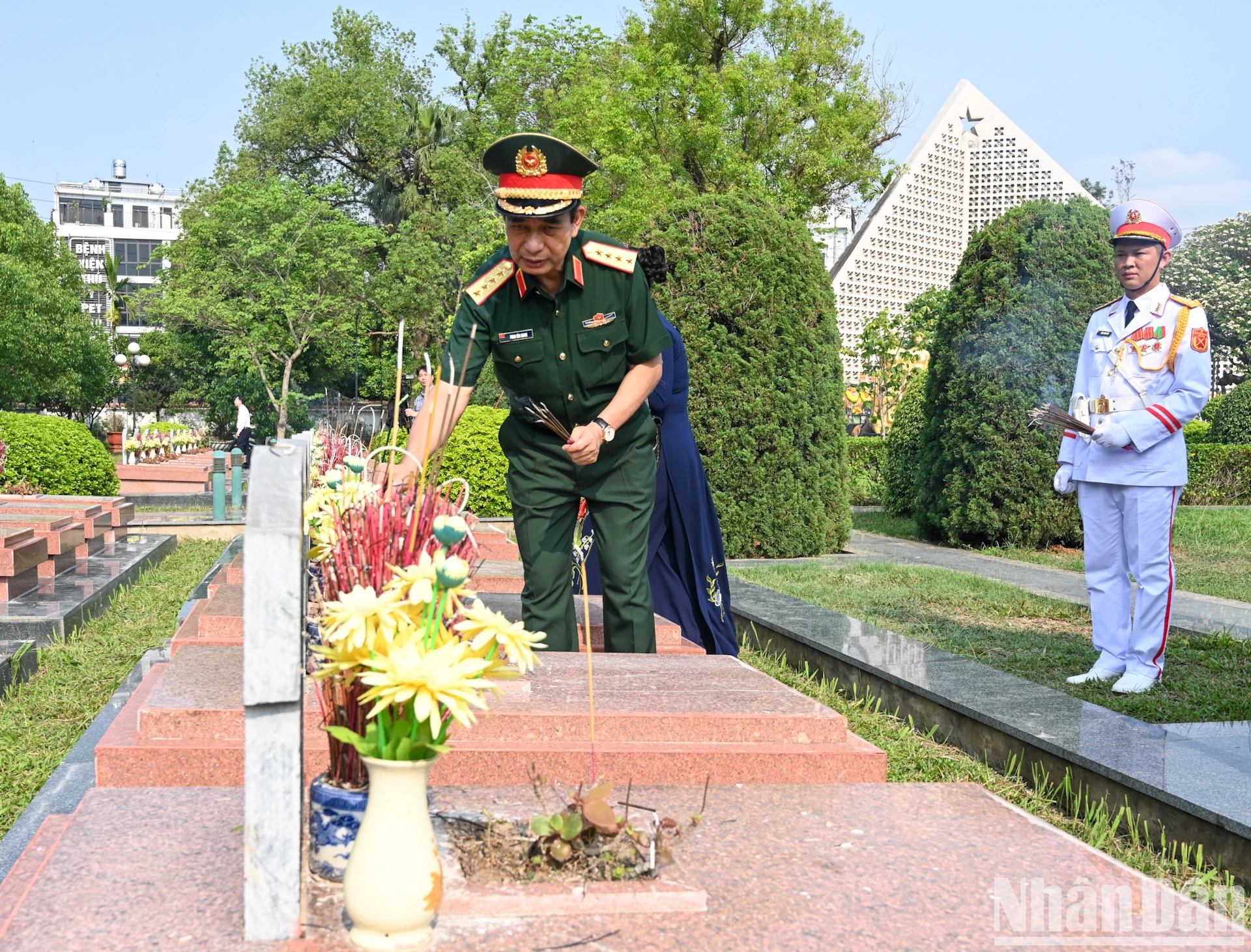 [Ảnh] Lãnh đạo Đảng, Nhà nước dâng hương, tưởng niệm các Anh hùng liệt sĩ tại thành phố Điện Biên Phủ ảnh 11