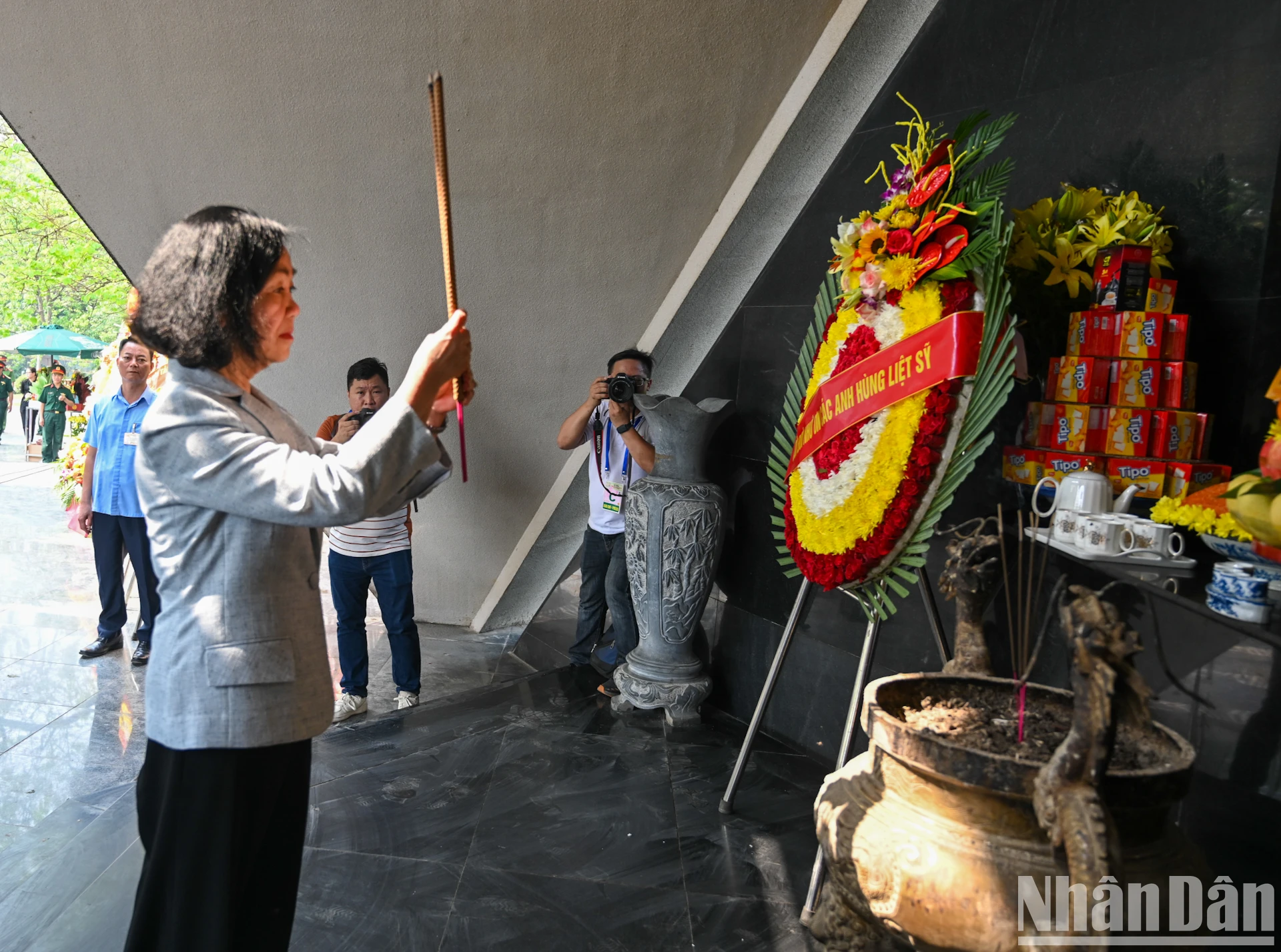 [Ảnh] Lãnh đạo Đảng, Nhà nước dâng hương, tưởng niệm các Anh hùng liệt sĩ tại thành phố Điện Biên Phủ ảnh 5