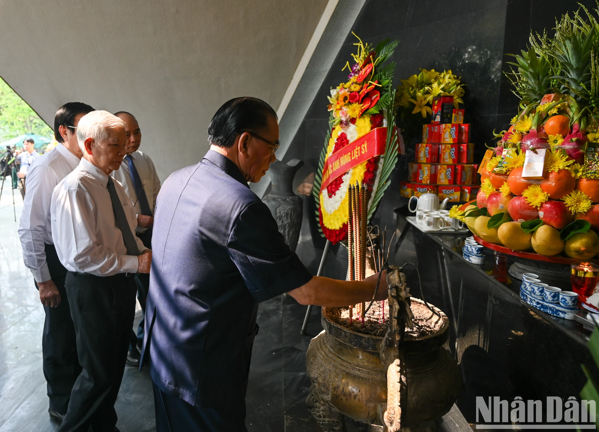 [Ảnh] Lãnh đạo Đảng, Nhà nước dâng hương, tưởng niệm các Anh hùng liệt sĩ tại thành phố Điện Biên Phủ ảnh 6