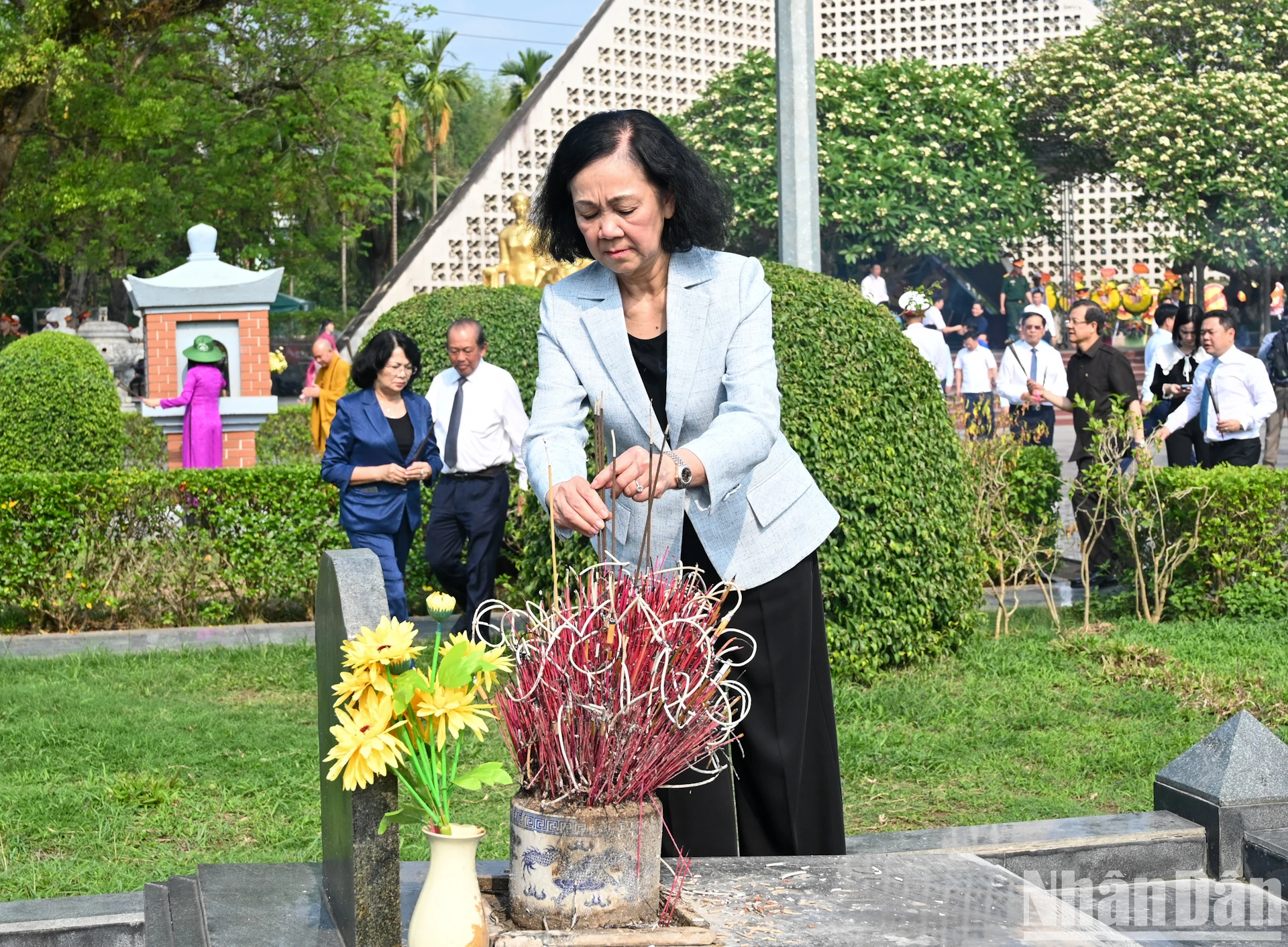 [Ảnh] Lãnh đạo Đảng, Nhà nước dâng hương, tưởng niệm các Anh hùng liệt sĩ tại thành phố Điện Biên Phủ ảnh 9