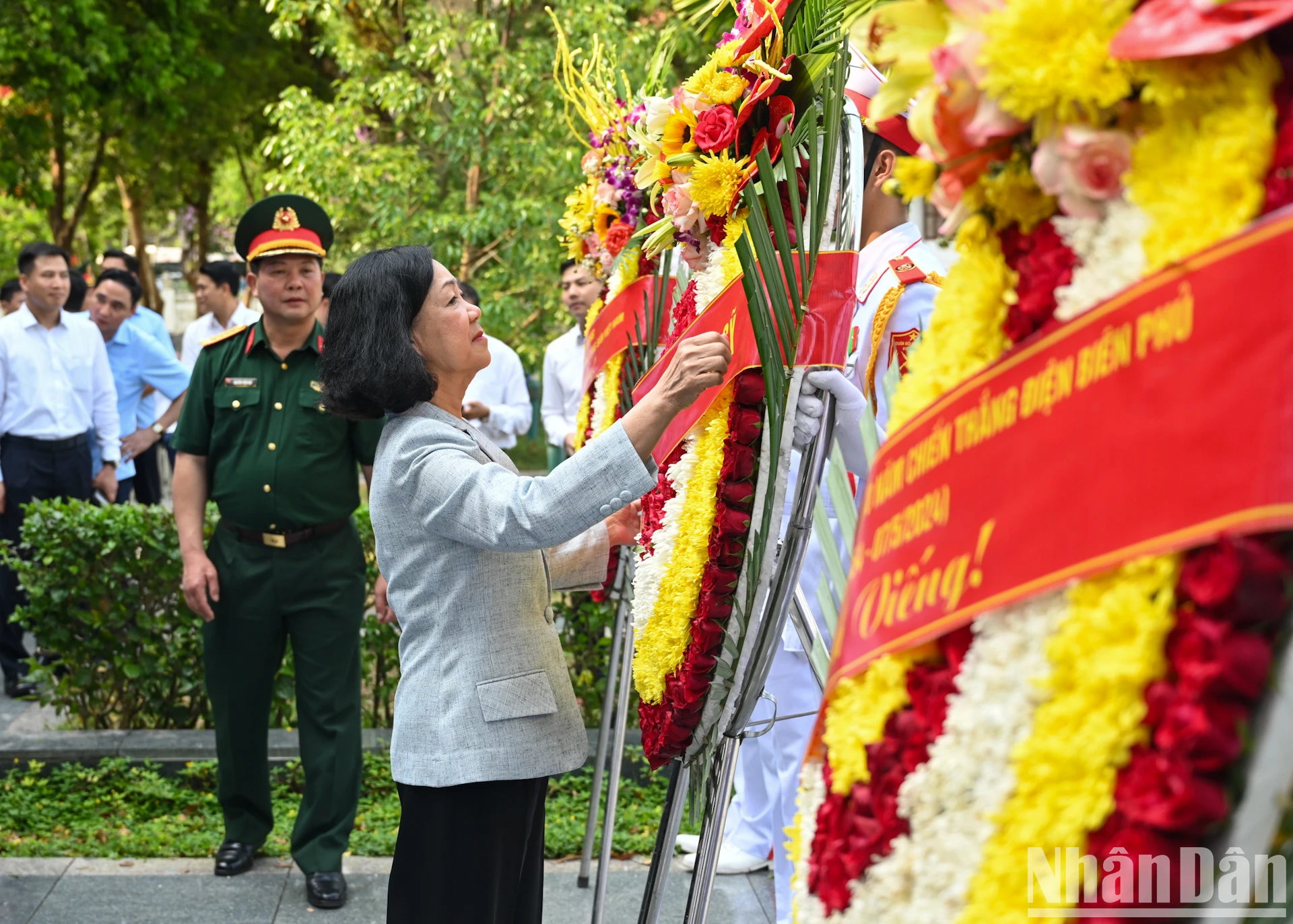 [Ảnh] Lãnh đạo Đảng, Nhà nước dâng hương, tưởng niệm các Anh hùng liệt sĩ tại thành phố Điện Biên Phủ ảnh 4