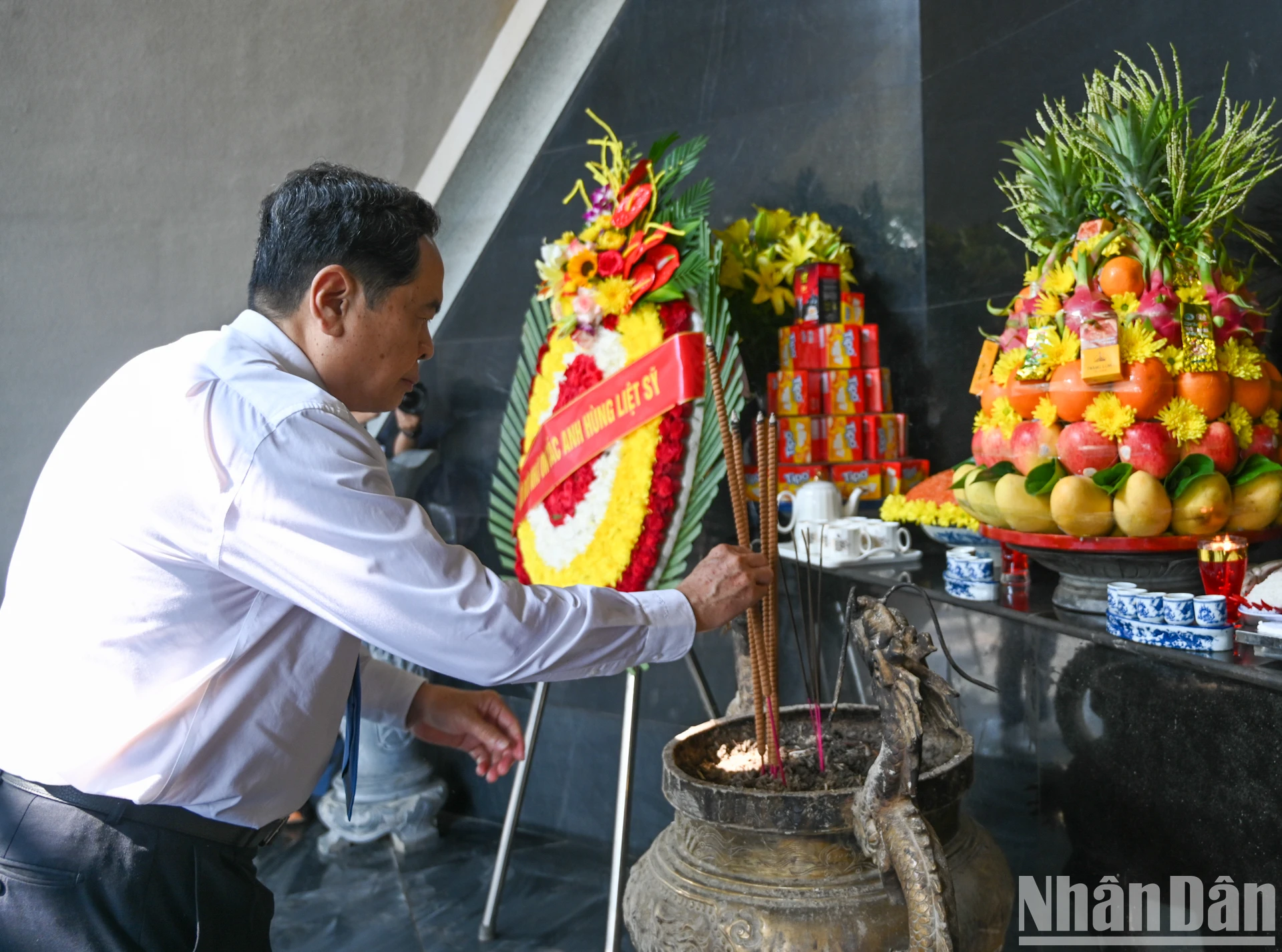 [Ảnh] Lãnh đạo Đảng, Nhà nước dâng hương, tưởng niệm các Anh hùng liệt sĩ tại thành phố Điện Biên Phủ ảnh 7