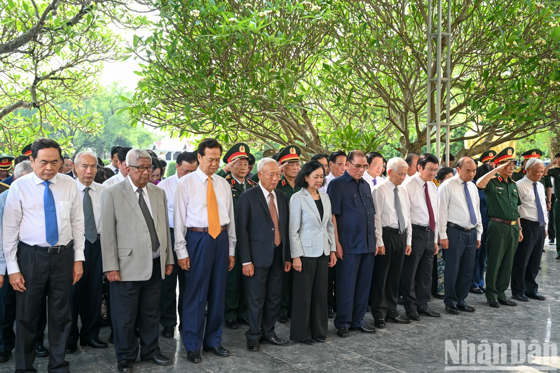 [Ảnh] Lãnh đạo Đảng, Nhà nước dâng hương, tưởng niệm các Anh hùng liệt sĩ tại thành phố Điện Biên Phủ ảnh 3