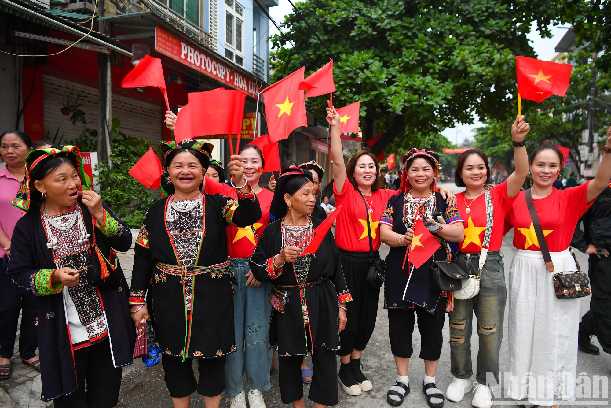 [Ảnh] Phố phường Điện Biên Phủ đông kín người chờ đón lễ diễu binh, diễu hành ảnh 15