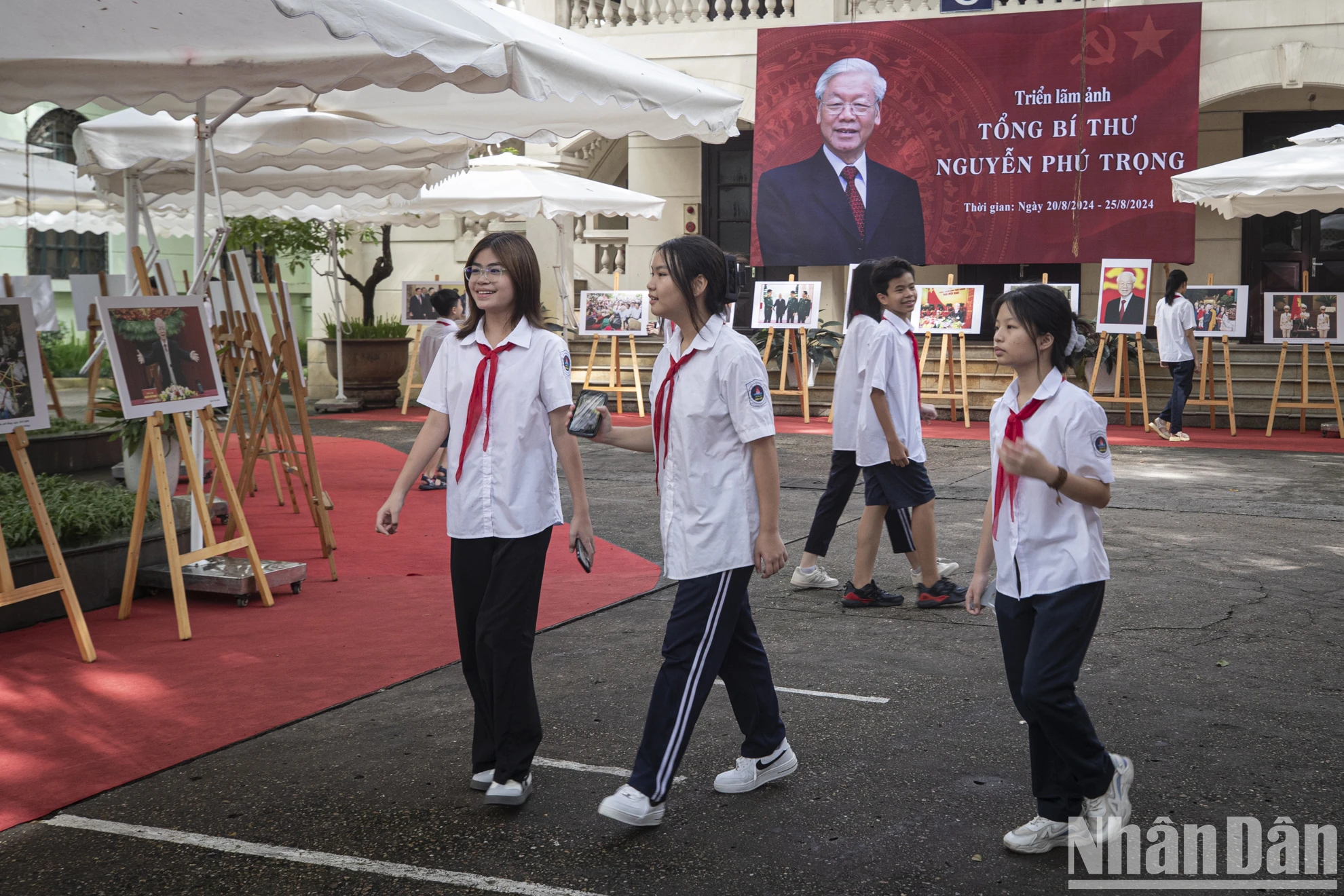 Người dân Thủ đô ấn tượng với Triển lãm ảnh "Tổng Bí thư Nguyễn Phú Trọng" ảnh 8