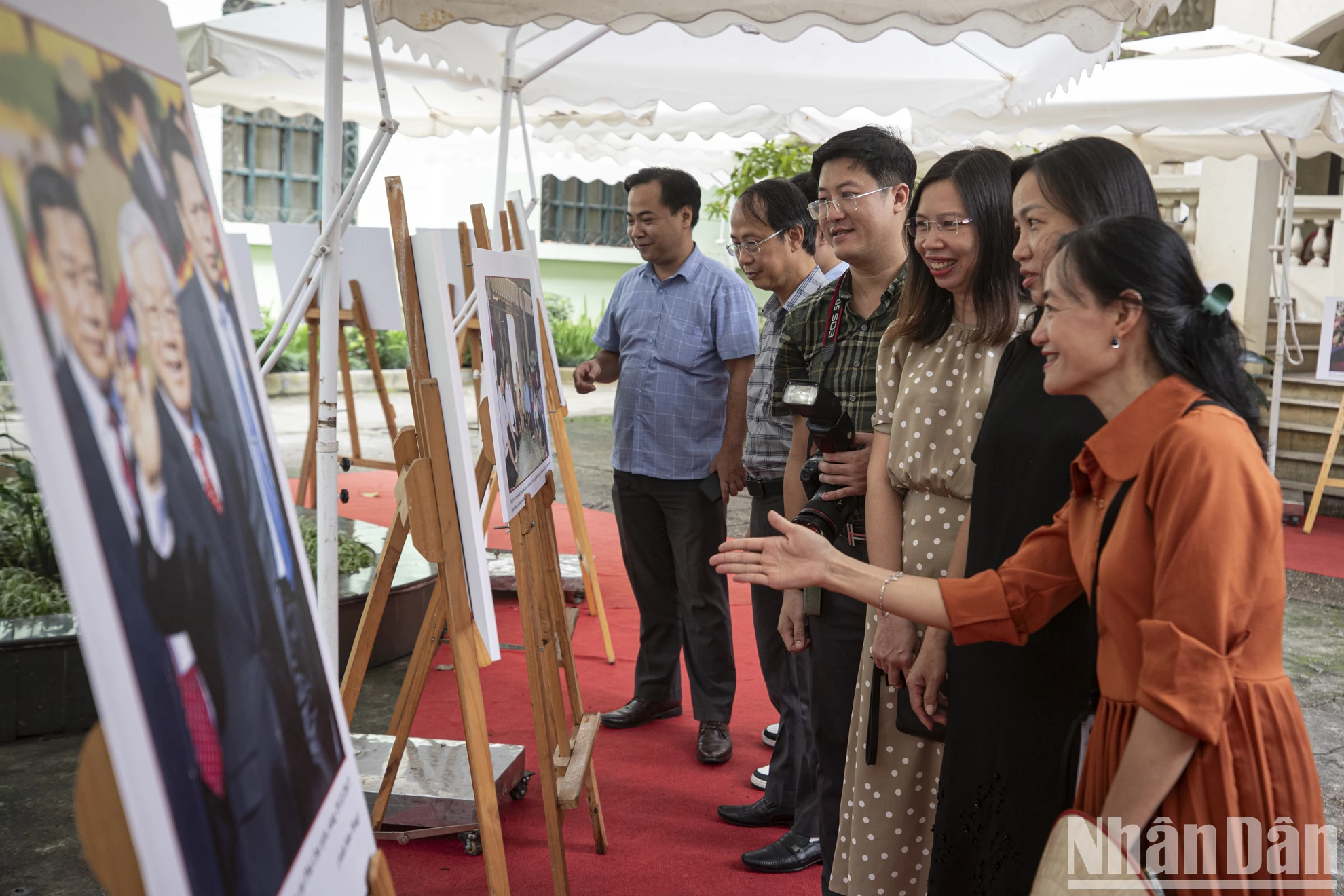 Người dân Thủ đô ấn tượng với Triển lãm ảnh "Tổng Bí thư Nguyễn Phú Trọng" ảnh 2