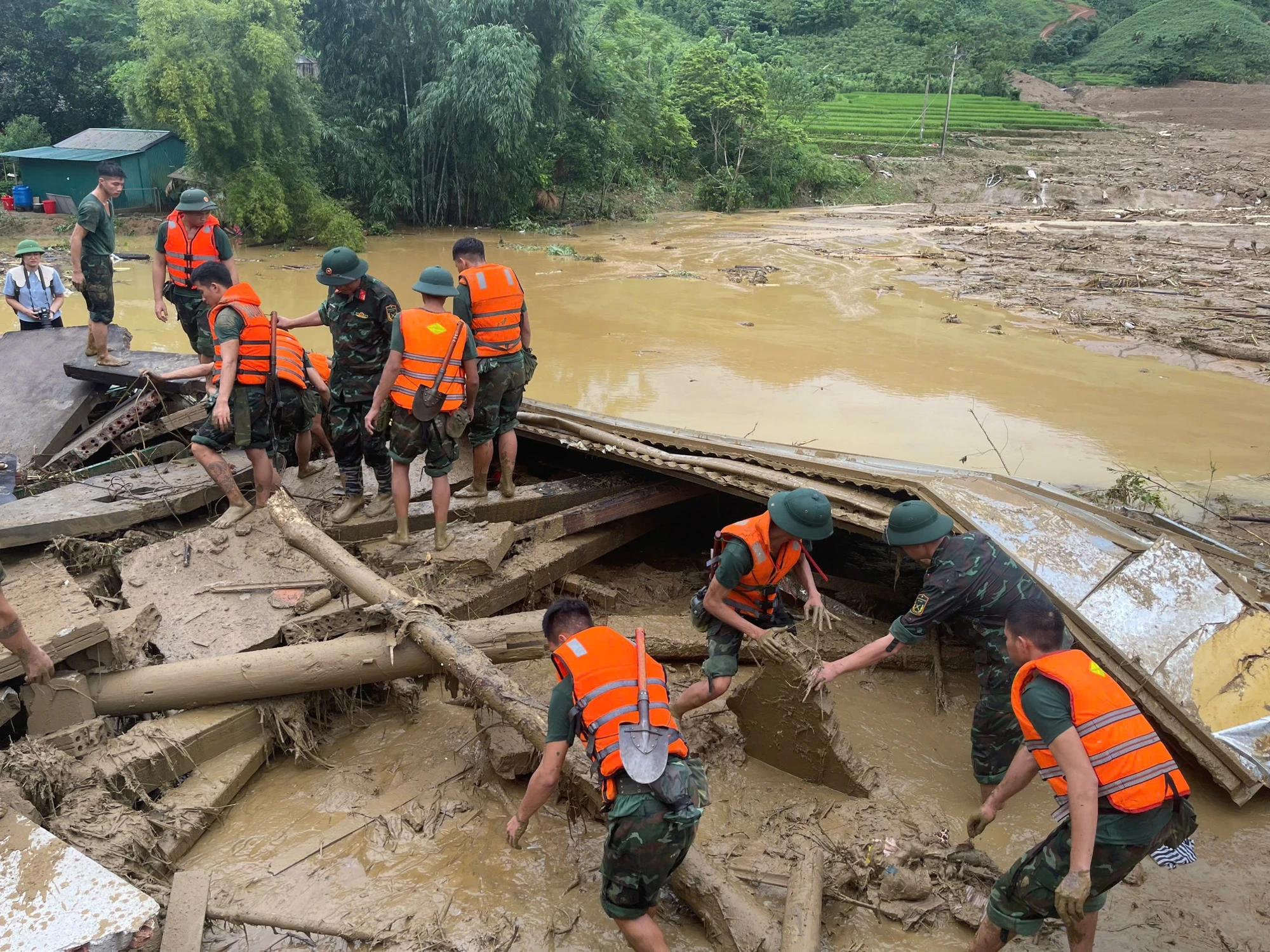 Hiệu trưởng Nguyễn Xuân Khang: Nhận nuôi trẻ em mồ côi ở Làng Nủ là một hành trình lâu dài ảnh 4