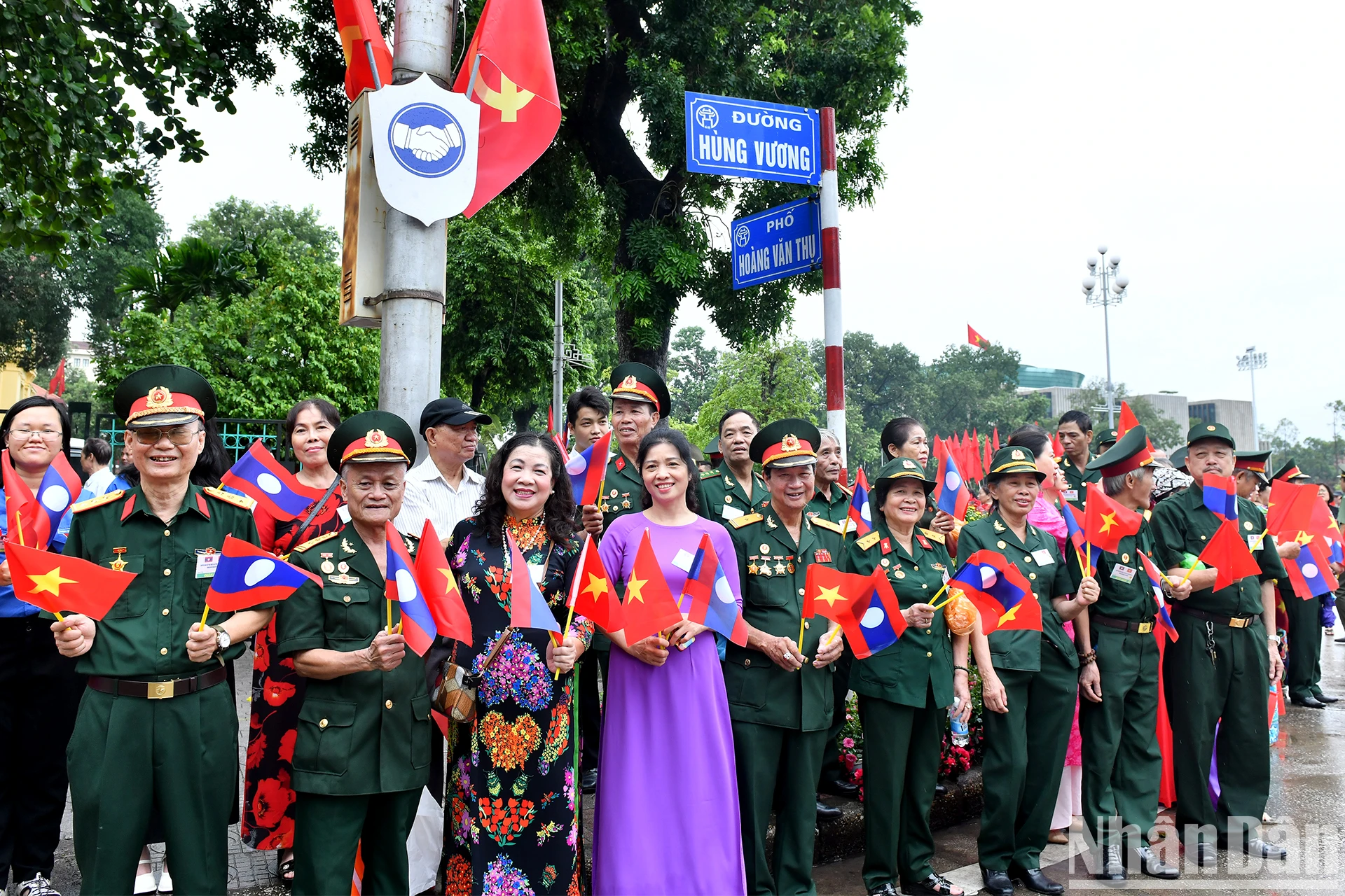 [Ảnh] Nhân dân Thủ đô Hà Nội nồng nhiệt chào đón Tổng Bí thư, Chủ tịch nước Lào Thongloun Sisoulith thăm cấp Nhà nước đến Việt Nam ảnh 8