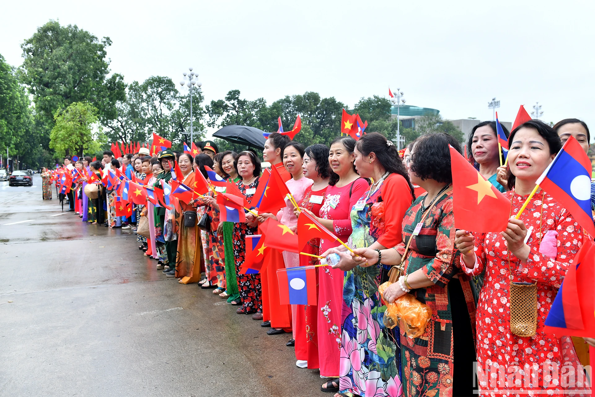 [Ảnh] Nhân dân Thủ đô Hà Nội nồng nhiệt chào đón Tổng Bí thư, Chủ tịch nước Lào Thongloun Sisoulith thăm cấp Nhà nước đến Việt Nam ảnh 5