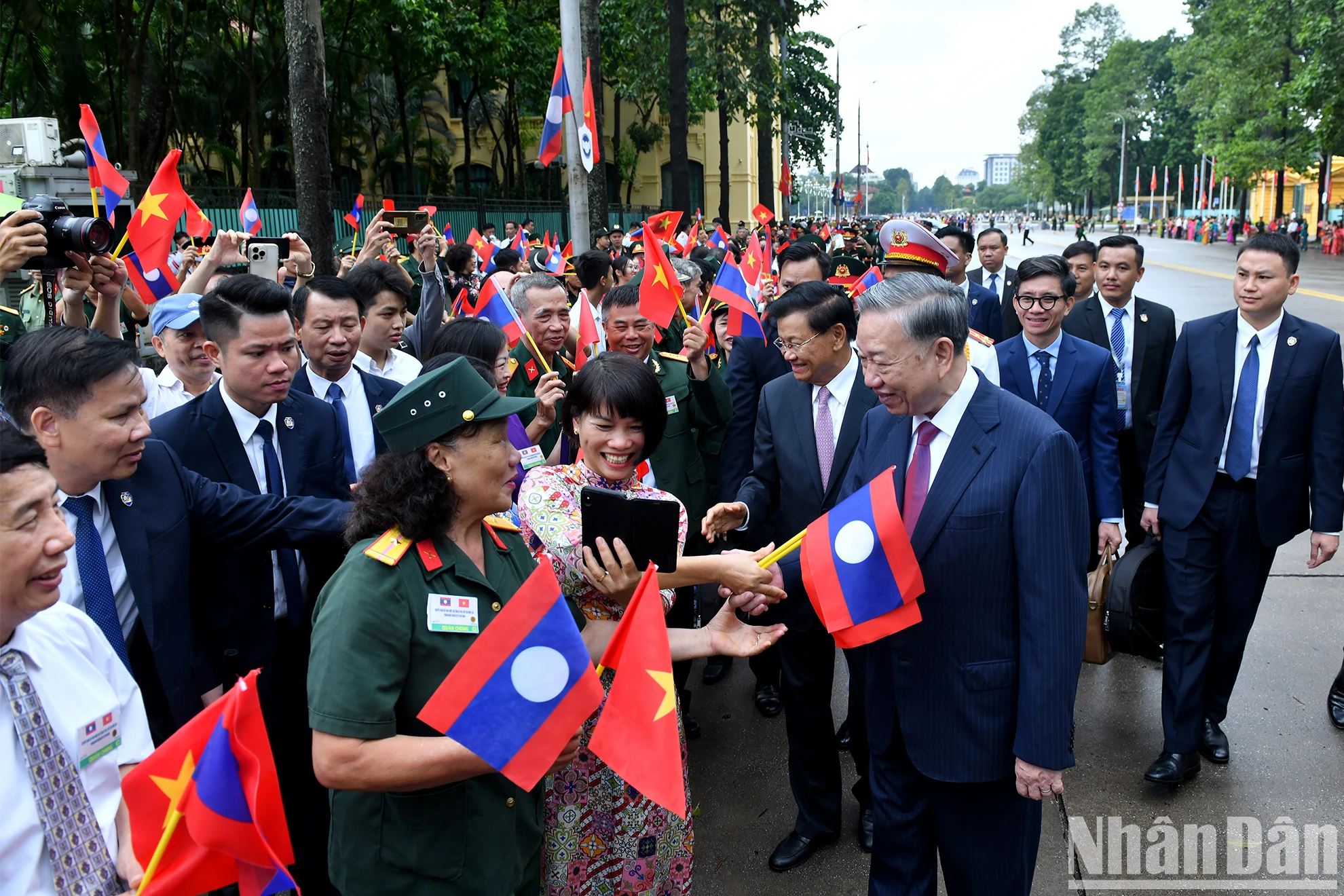 [Ảnh] Nhân dân Thủ đô Hà Nội nồng nhiệt chào đón Tổng Bí thư, Chủ tịch nước Lào Thongloun Sisoulith thăm cấp Nhà nước đến Việt Nam ảnh 3