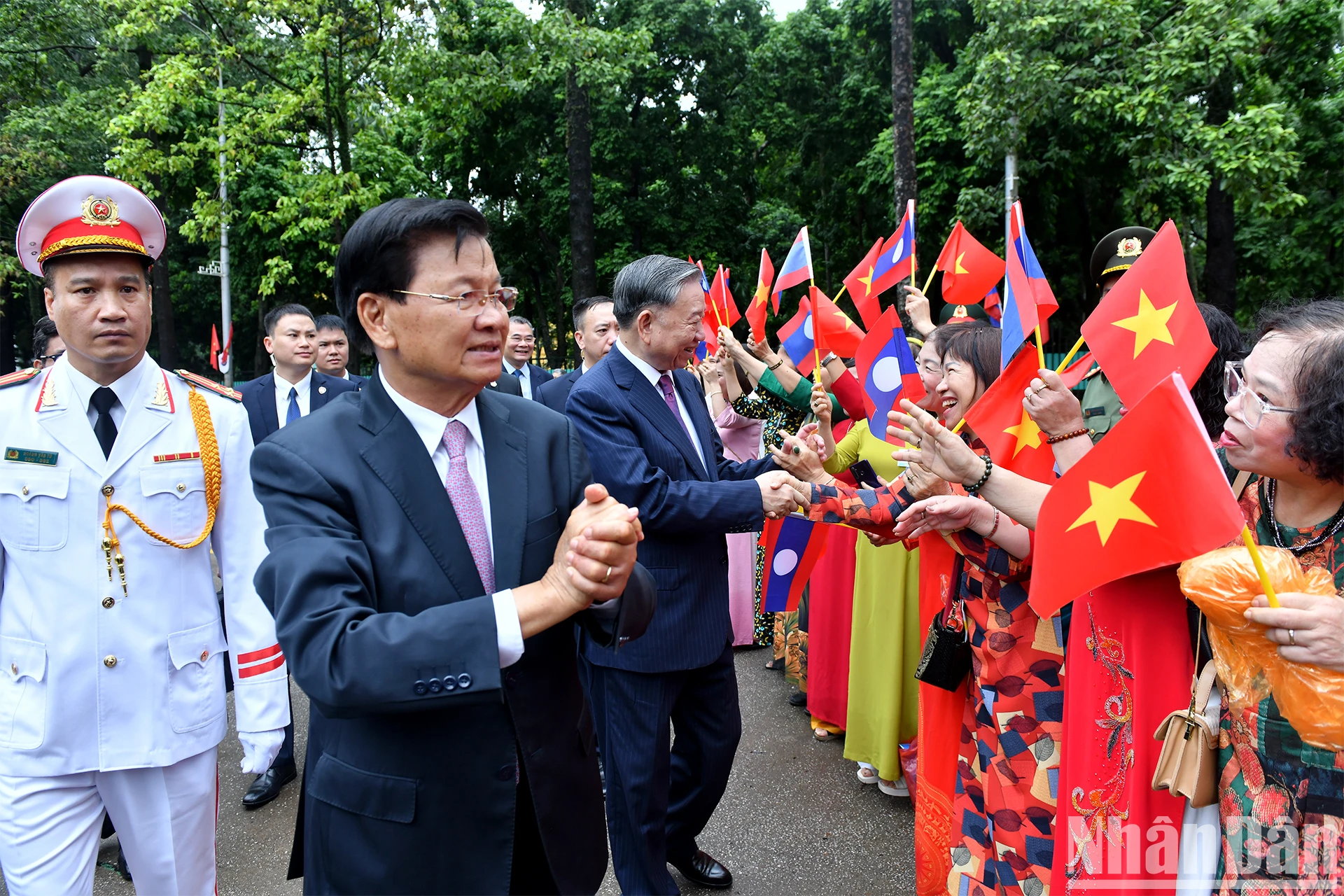 [Ảnh] Nhân dân Thủ đô Hà Nội nồng nhiệt chào đón Tổng Bí thư, Chủ tịch nước Lào Thongloun Sisoulith thăm cấp Nhà nước đến Việt Nam ảnh 6