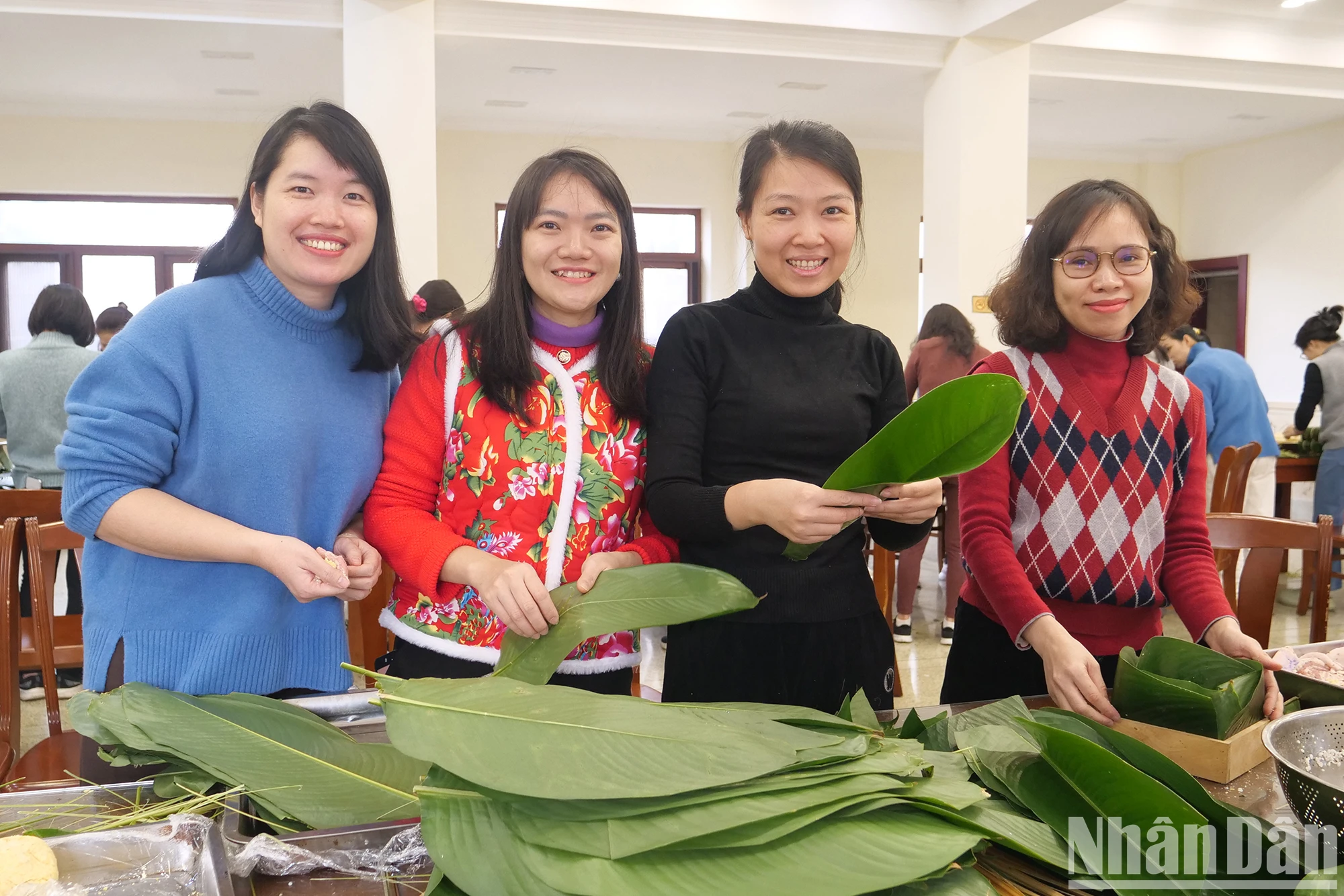 [Ảnh] Rộn ràng không khí gói bánh chưng đón Tết ở Bắc Kinh, Trung Quốc ảnh 2