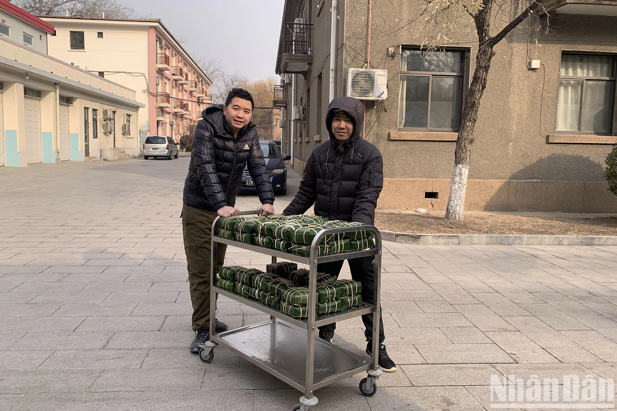 [Ảnh] Rộn ràng không khí gói bánh chưng đón Tết ở Bắc Kinh, Trung Quốc ảnh 10