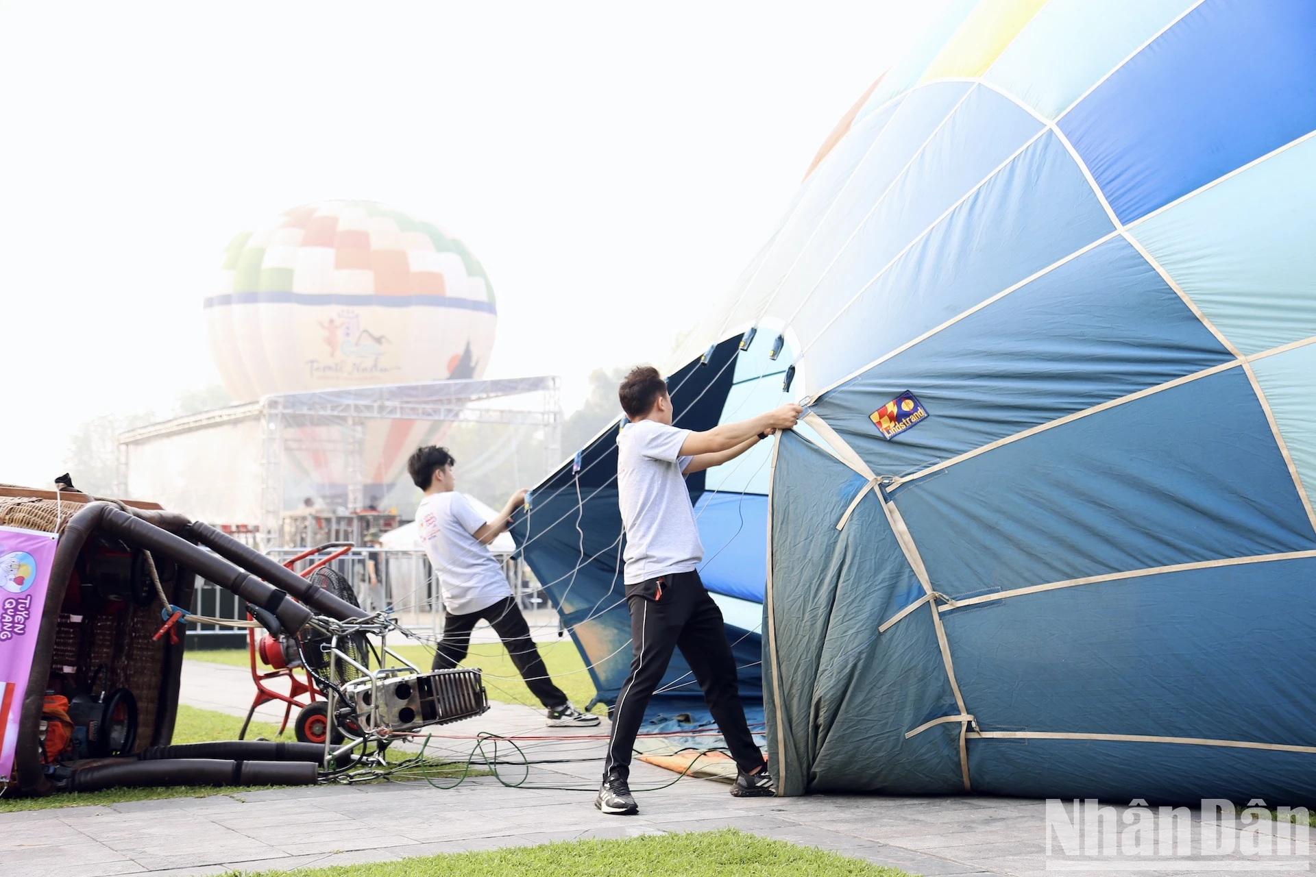 [Photo] Visit Vietnam's largest international hot air balloon festival photo 2