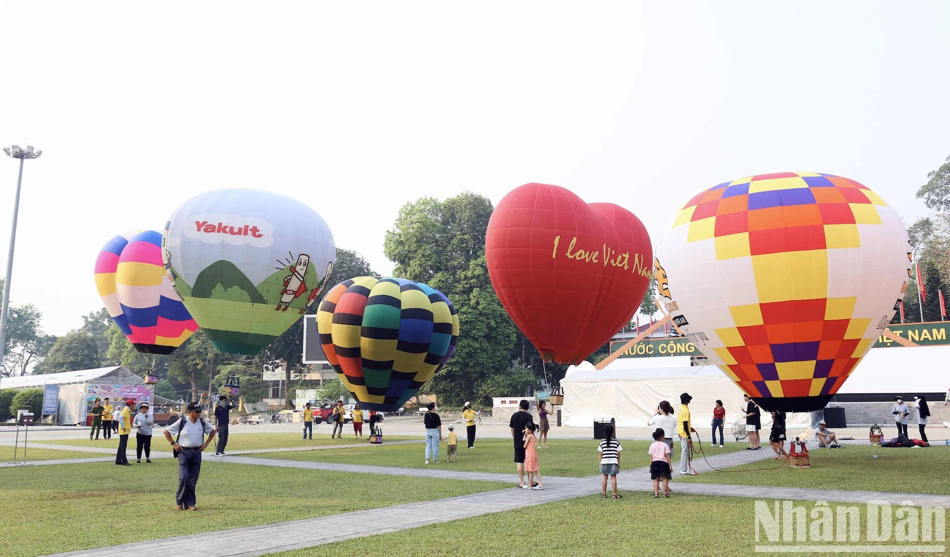 [Фото] Посетите крупнейший во Вьетнаме международный фестиваль воздушных шаров. Фото 1.