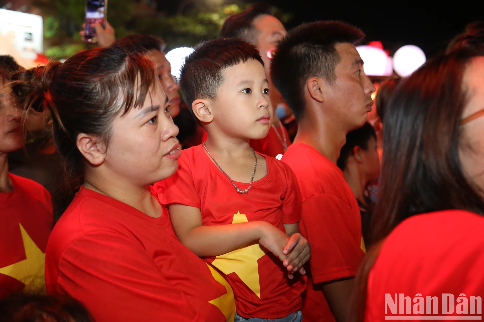 Những hoạt động chung mang màu cờ sắc áo giúp thế hệ tiếp nối những truyền thống tốt đẹp của cha anh.