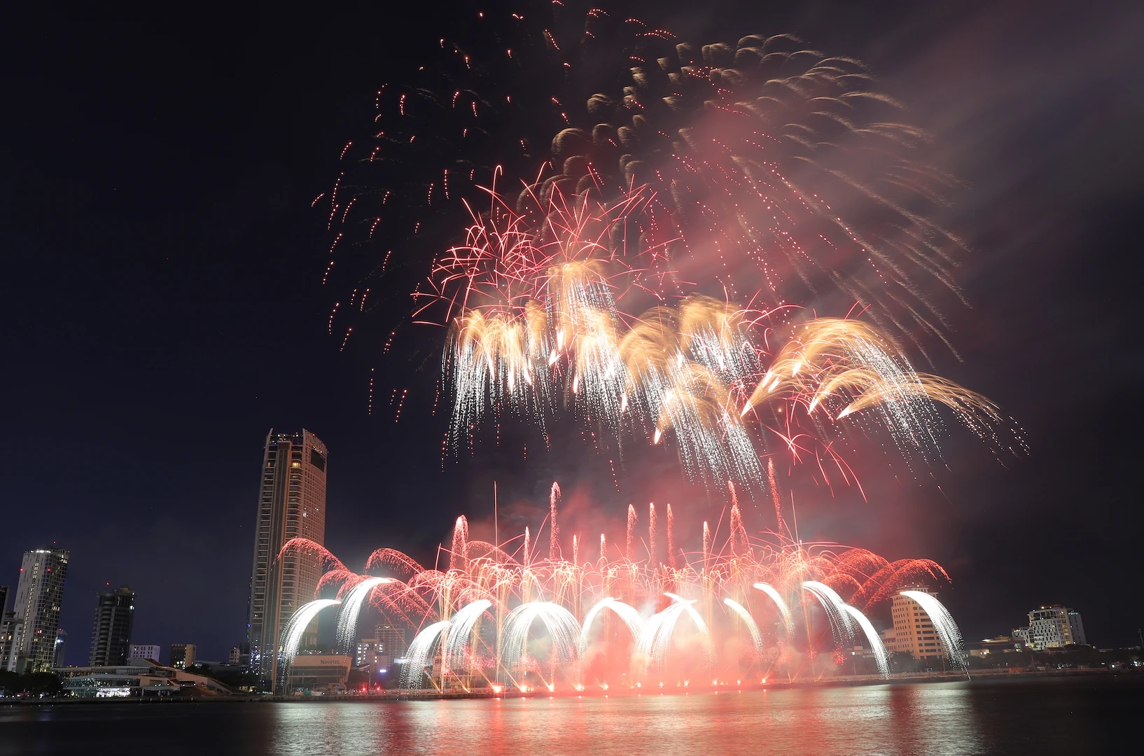 Bữa tiệc ánh sáng sắc màu trên sông Hàn Đà Nẵng ảnh 3