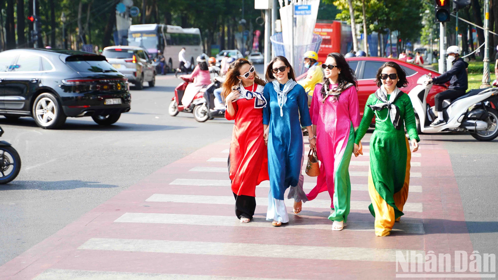 View - [Ảnh] Thành phố Hồ Chí Minh: Nam thanh, nữ tú thướt tha áo dài, "mang" Tết xuống phố