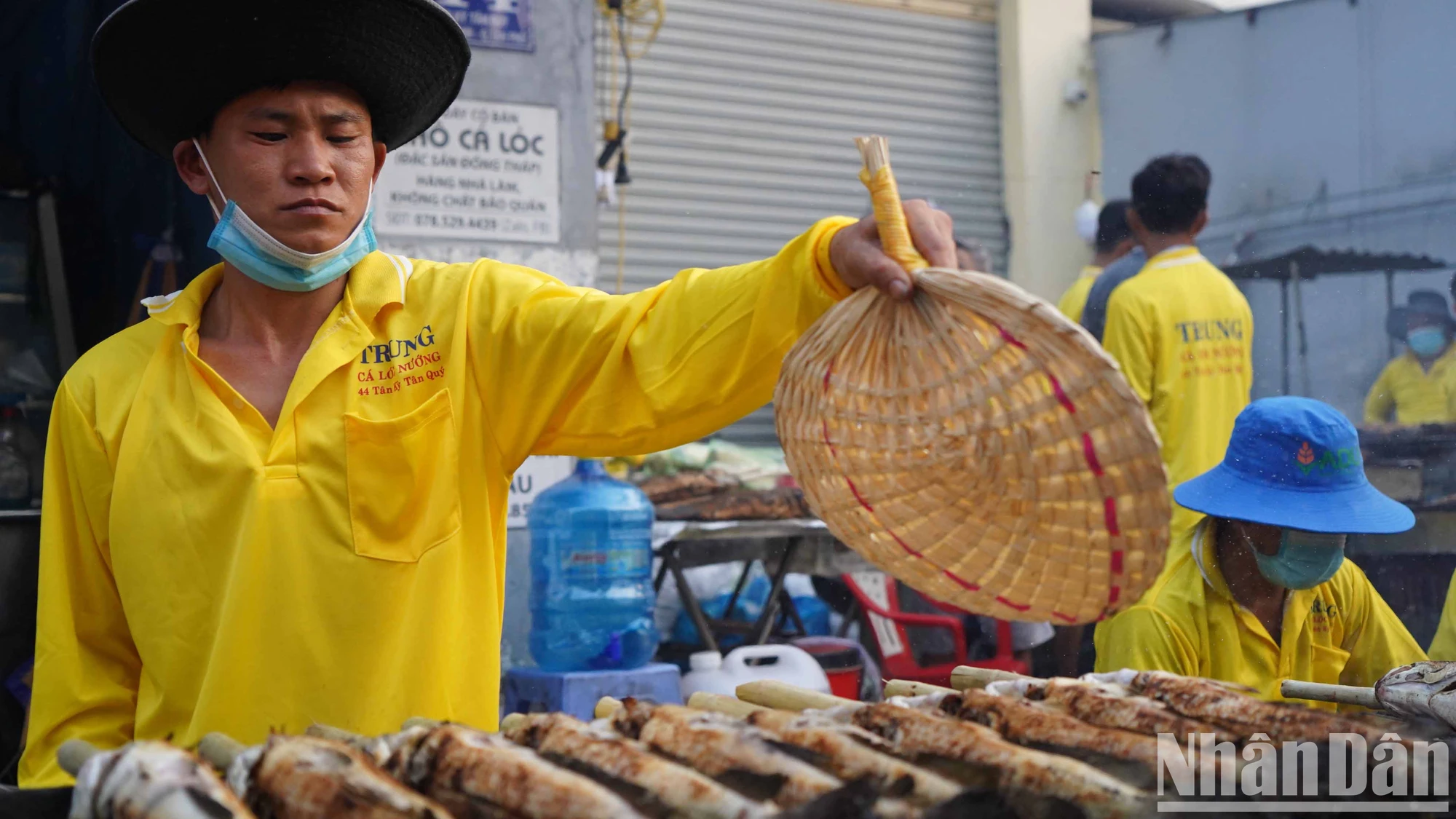 View - [Ảnh] Người dân “chen chân” mua cá lóc nướng trong Ngày vía Thần Tài ở TP Hồ Chí Minh