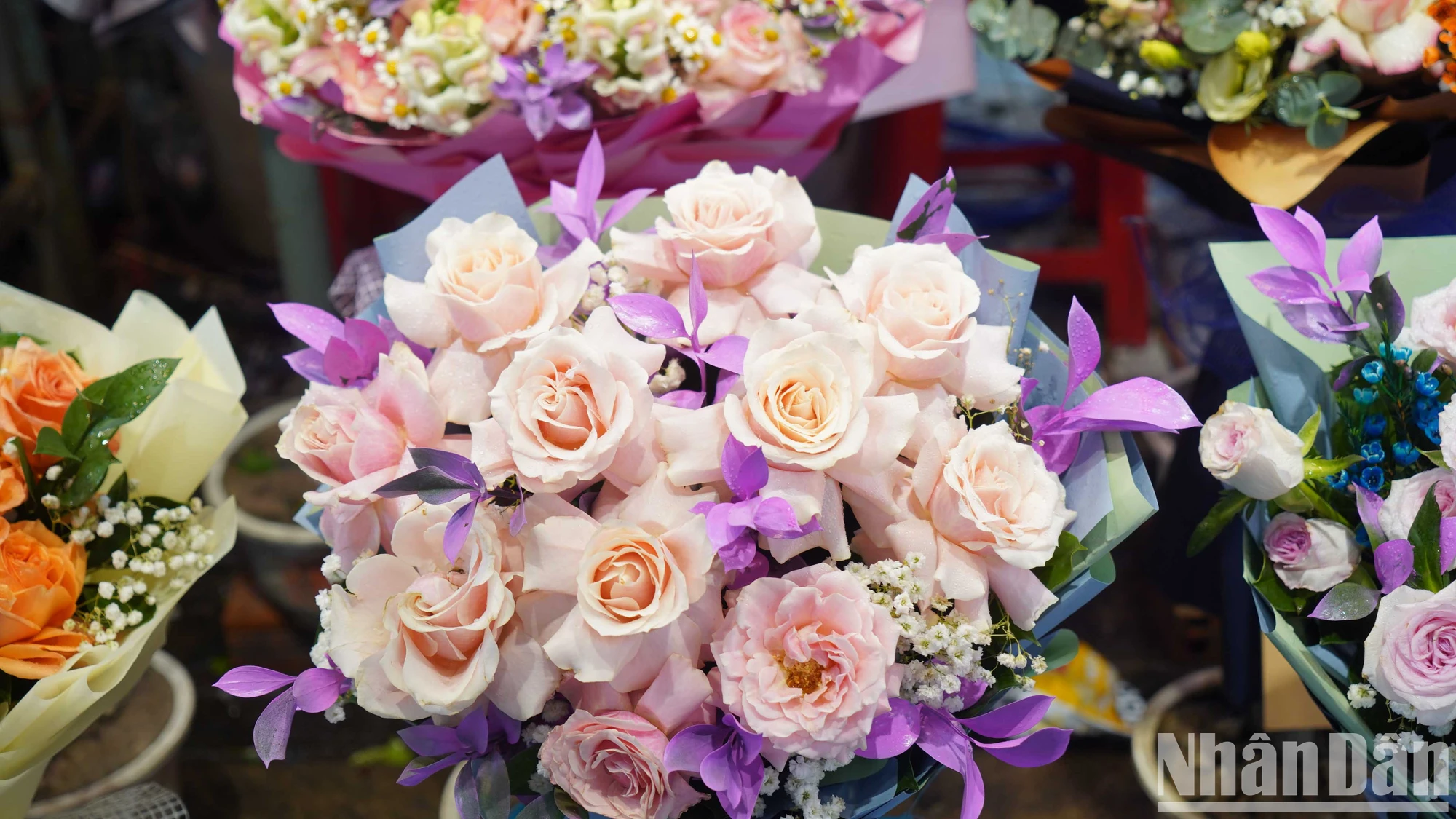 [Ảnh] Chợ hoa lớn nhất Thành phố Hồ Chí Minh nhộn nhịp trước ngày 8/3 ảnh 3