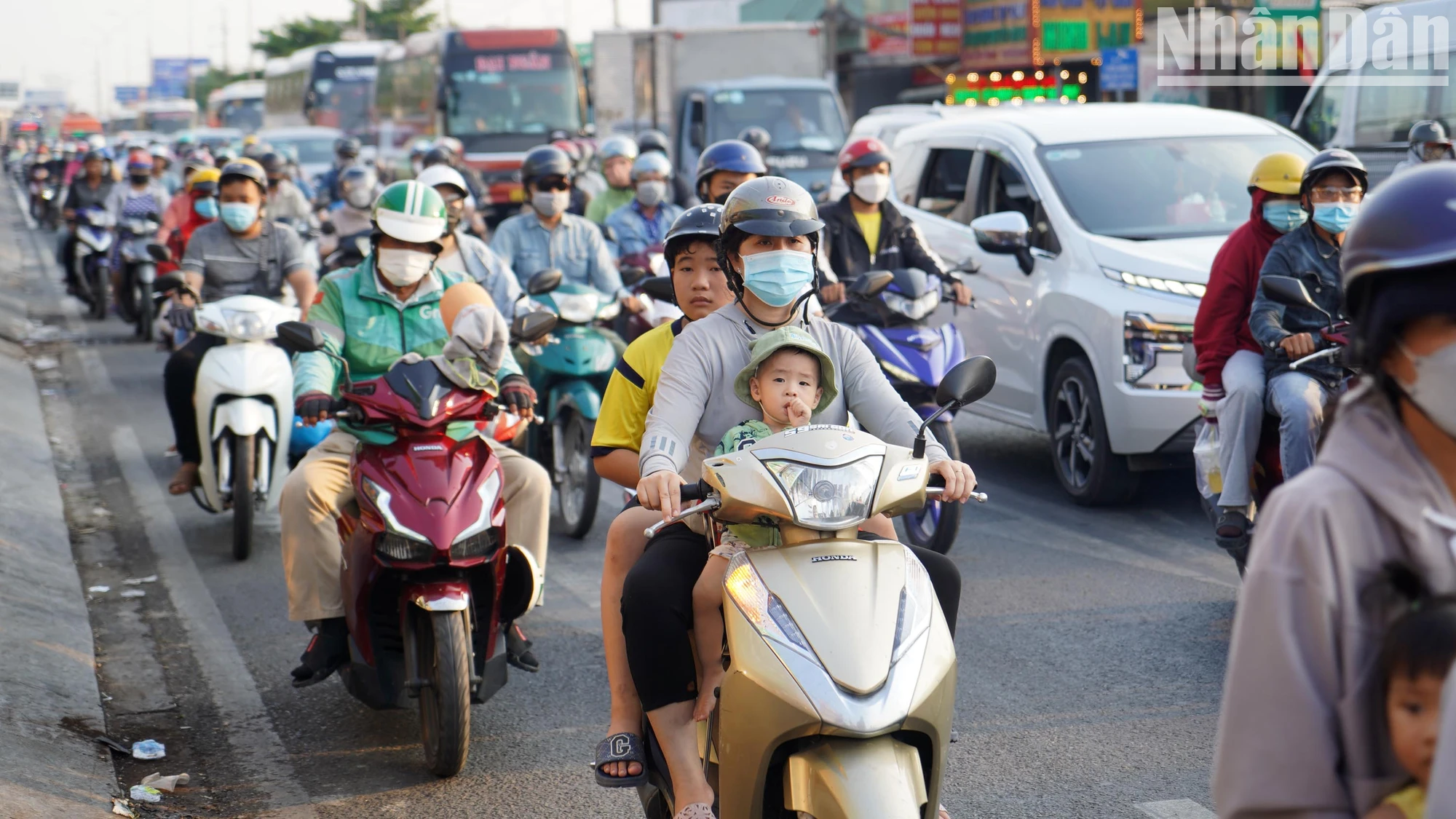 [Ảnh] Người dân lỉnh kỉnh đồ đạc quay trở lại Thành phố Hồ Chí Minh sau nghỉ lễ ảnh 1