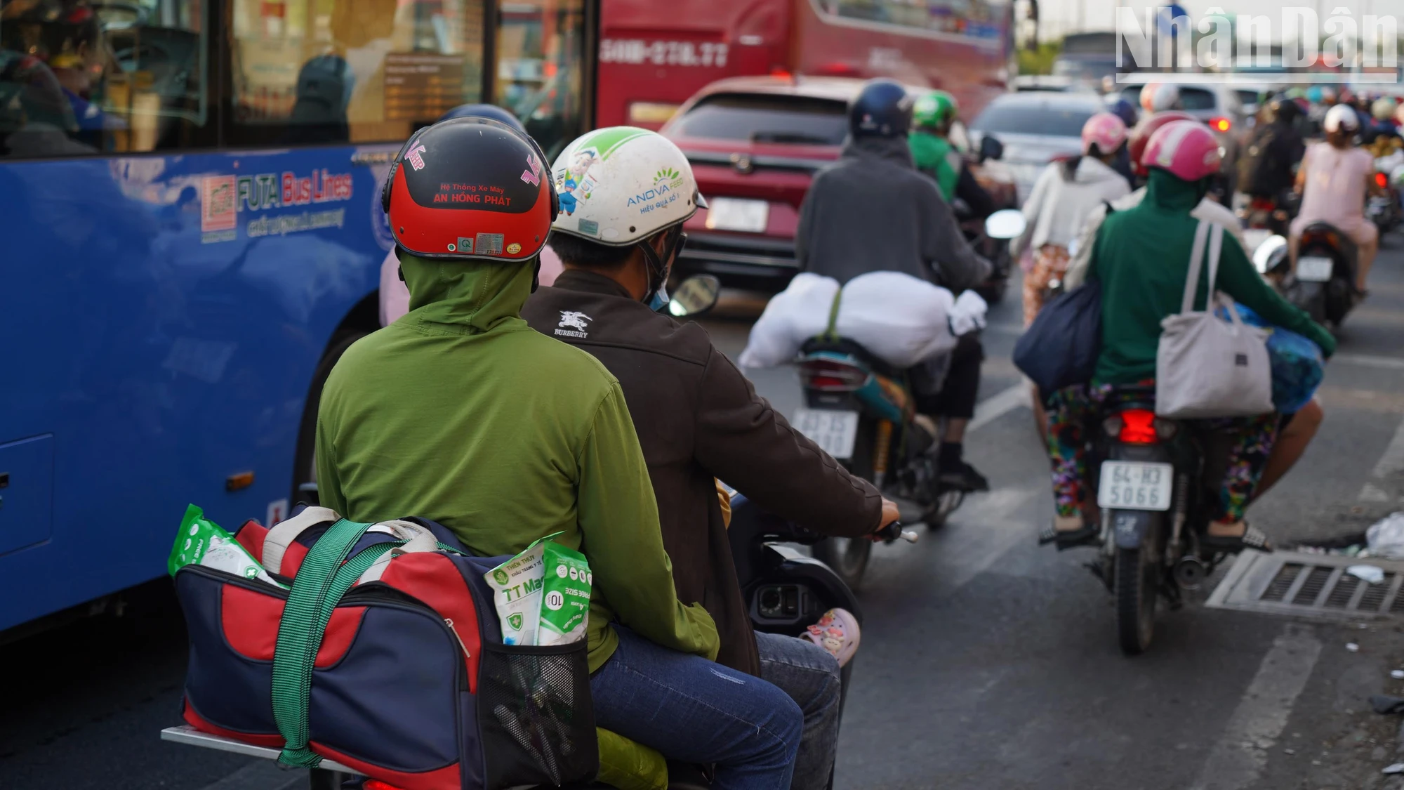 [Ảnh] Người dân lỉnh kỉnh đồ đạc quay trở lại Thành phố Hồ Chí Minh sau nghỉ lễ ảnh 4