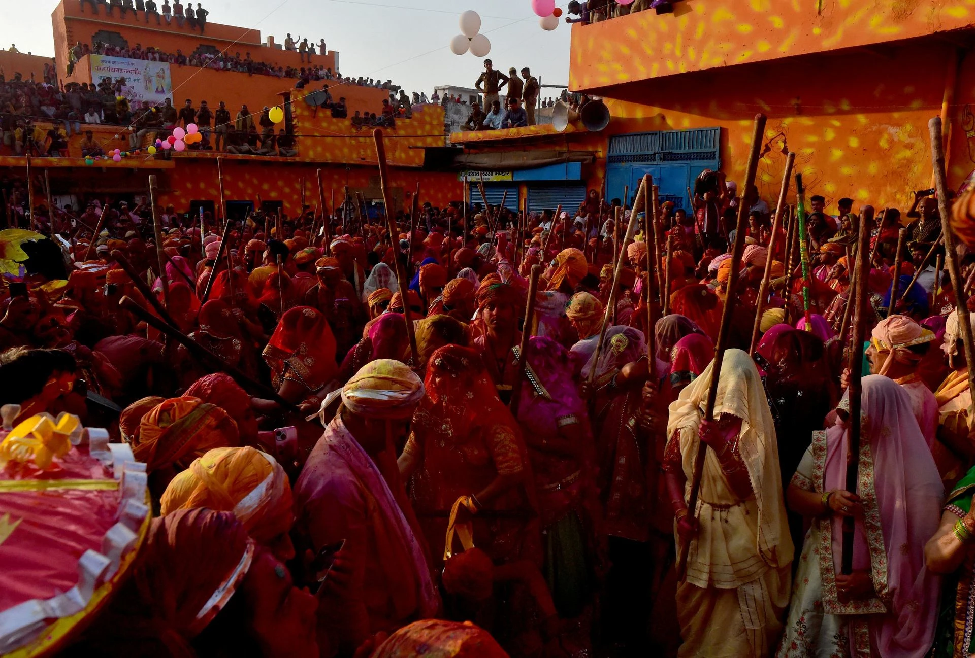 [Ảnh] Lễ hội Holi rực rỡ sắc màu của người Hindu ảnh 12