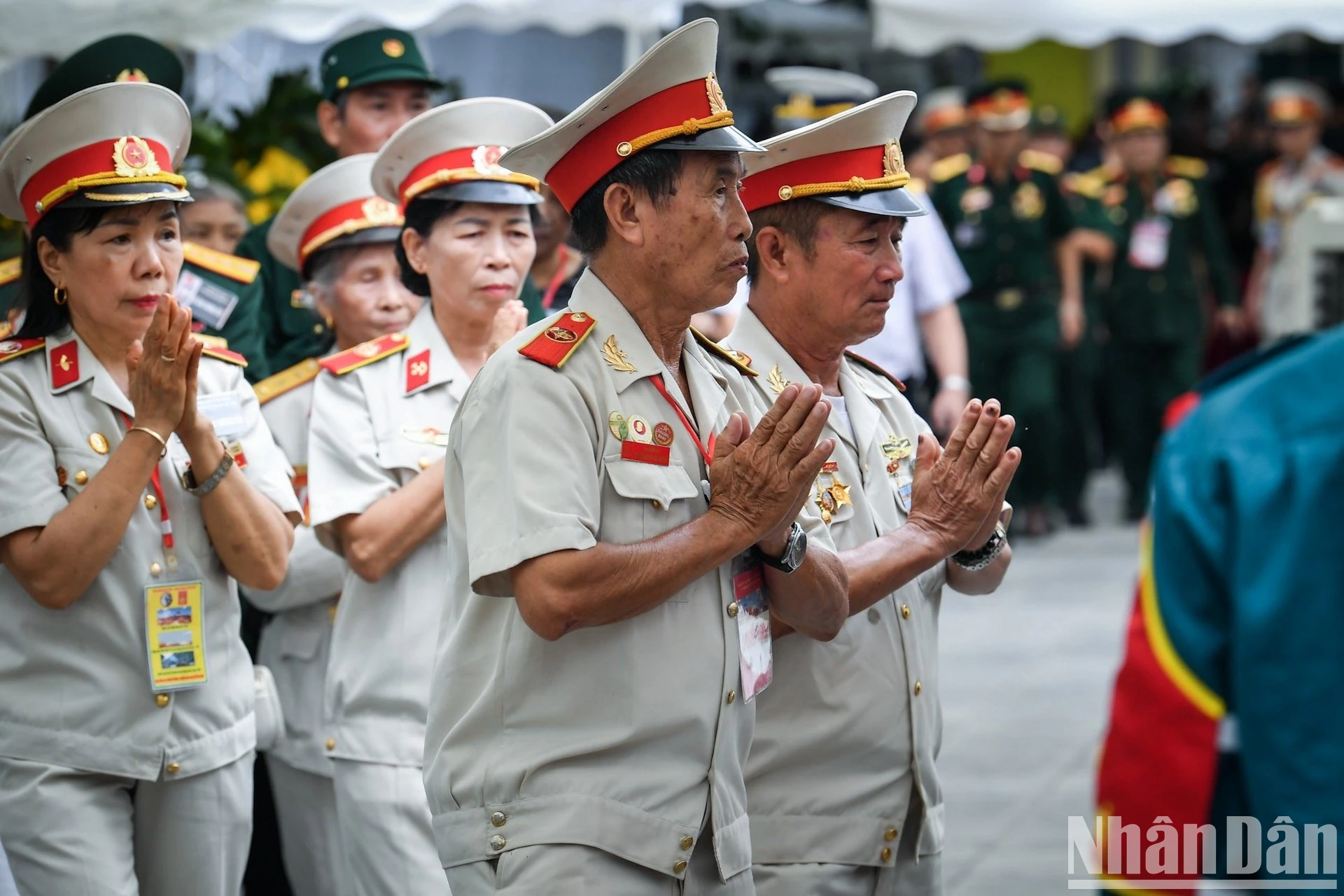 Người dân nghẹn ngào trước sự ra đi của Tổng Bí thư Nguyễn Phú Trọng- Ảnh 1.