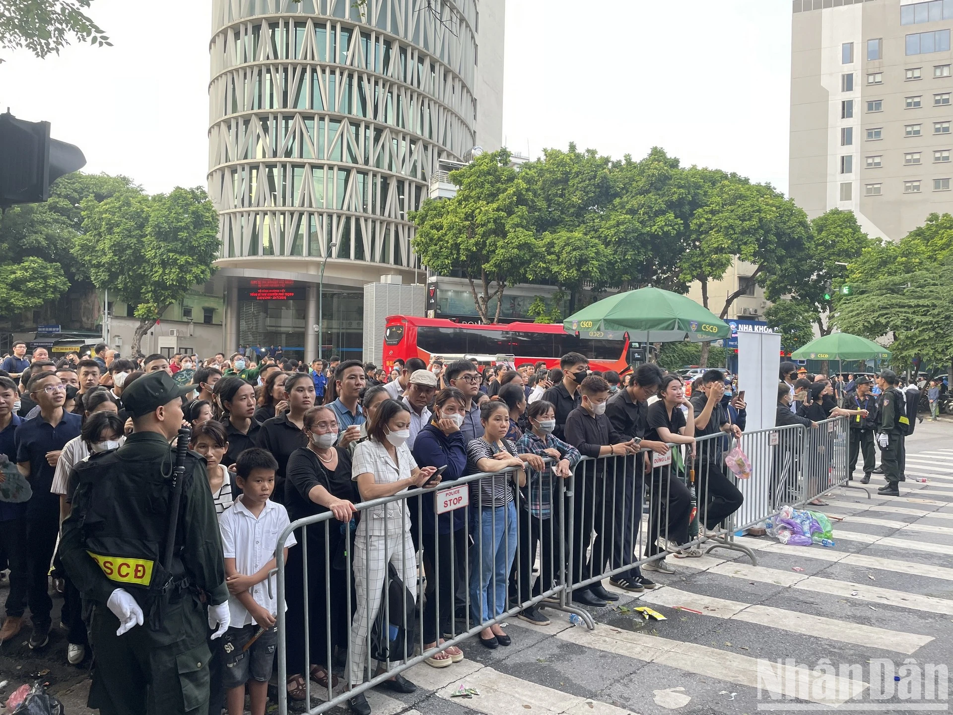 Người dân nghẹn ngào trước sự ra đi của Tổng Bí thư Nguyễn Phú Trọng- Ảnh 5.