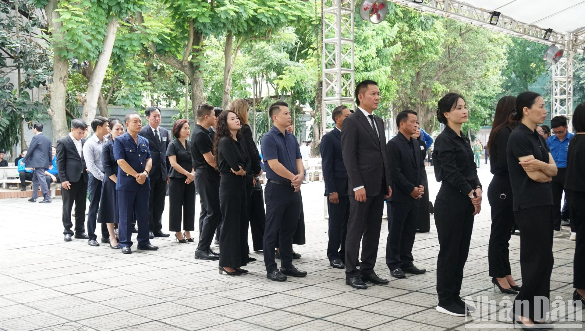 Người dân nghẹn ngào trước sự ra đi của Tổng Bí thư Nguyễn Phú Trọng- Ảnh 7.