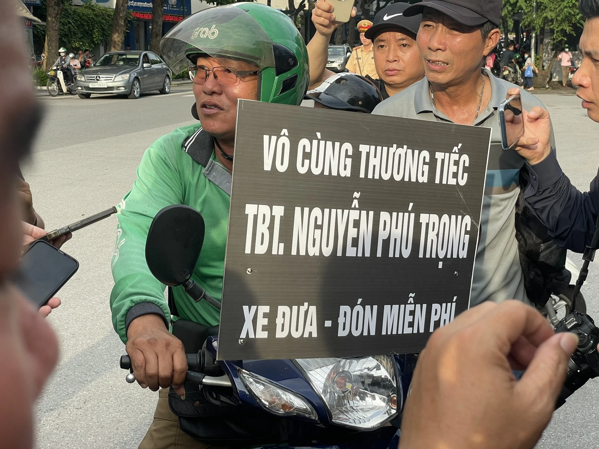 Người dân nghẹn ngào trước sự ra đi của Tổng Bí thư Nguyễn Phú Trọng- Ảnh 4.