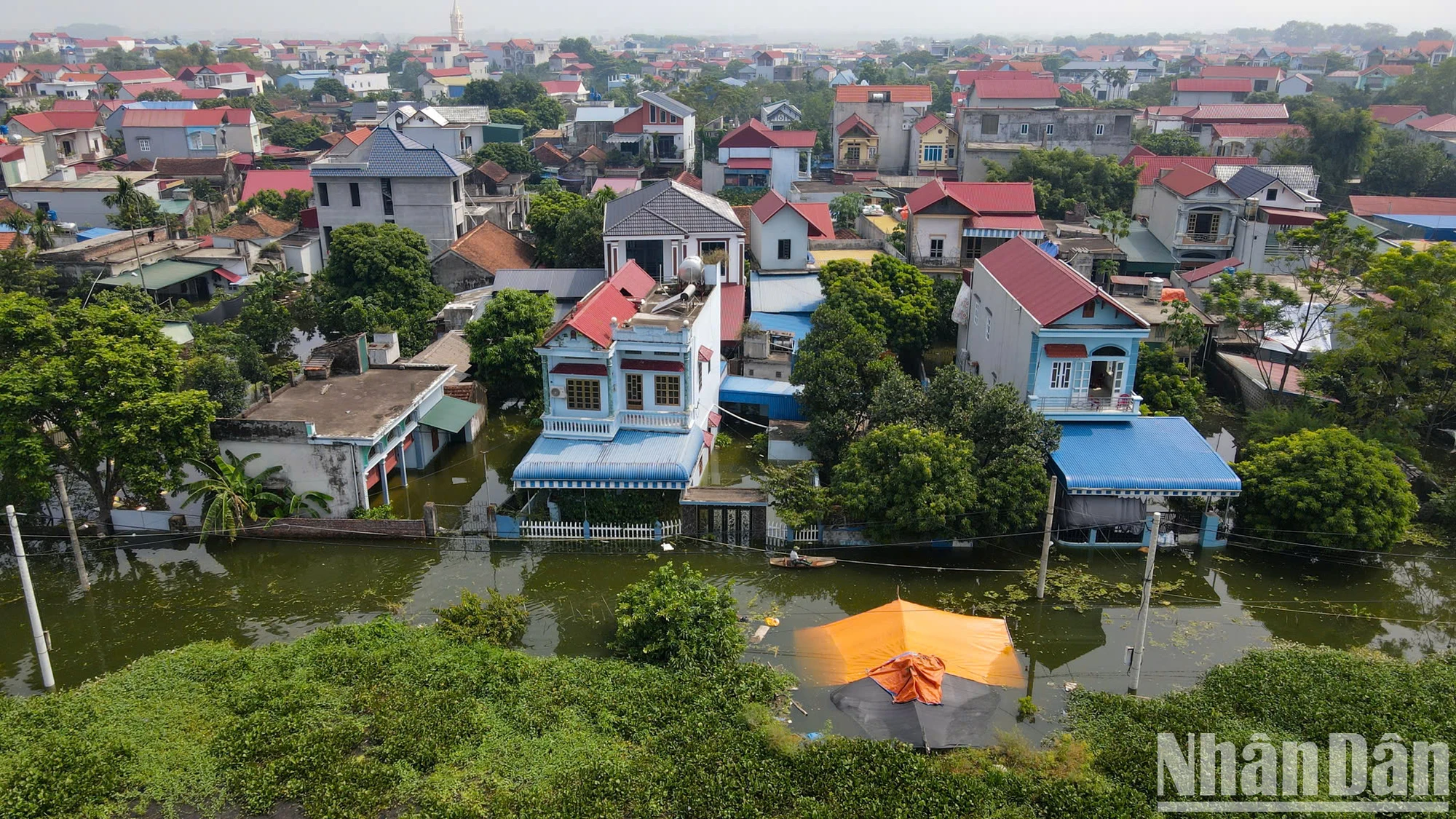 [Ảnh] Nhiều nhà dân ngoại thành Hà Nội vẫn chìm trong biển nước ảnh 1