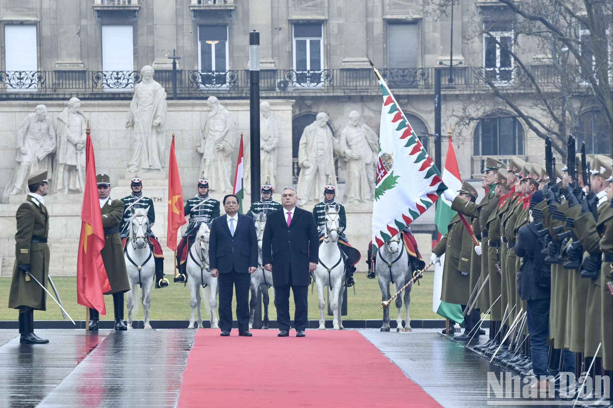 [Ảnh] Lễ đón Thủ tướng Phạm Minh Chính thăm chính thức Hungary ảnh 2