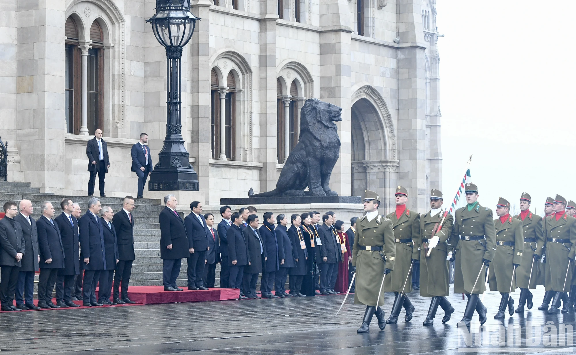 [Ảnh] Lễ đón Thủ tướng Phạm Minh Chính thăm chính thức Hungary ảnh 9
