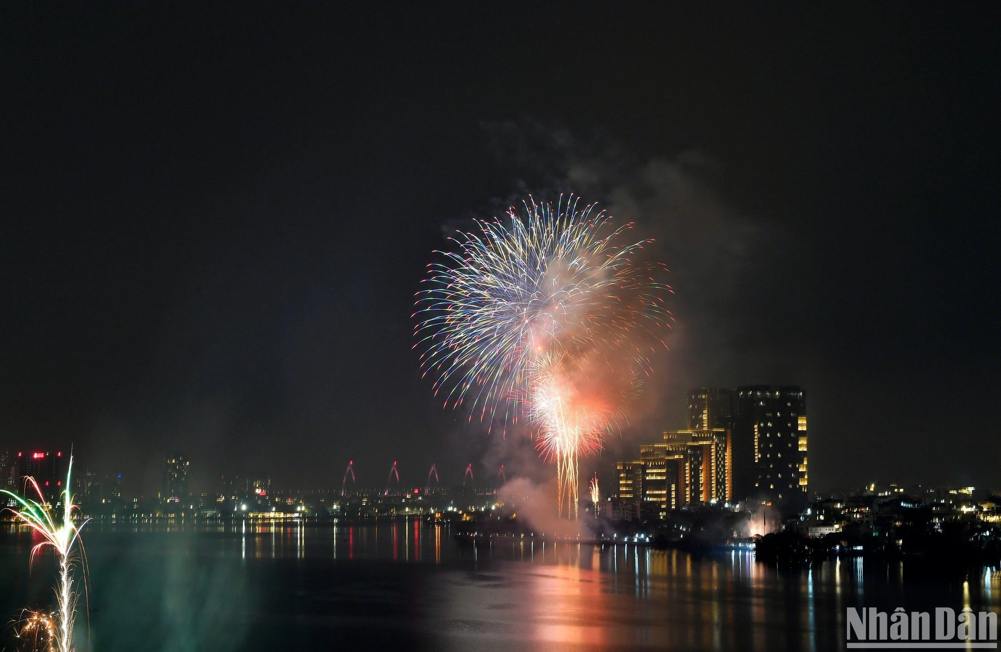 View - [Ảnh] Ngắm pháo hoa thắp sáng bầu trời Hà Nội đón chào năm mới Giáp Thìn 2024 