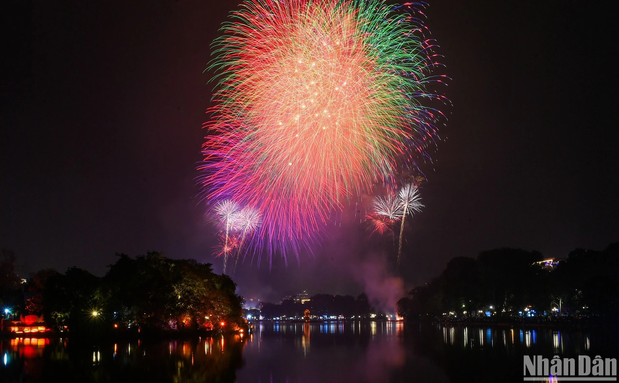 [Ảnh] Ngắm pháo hoa thắp sáng bầu trời Hà Nội đón chào năm mới Giáp Thìn 2024 ảnh 1