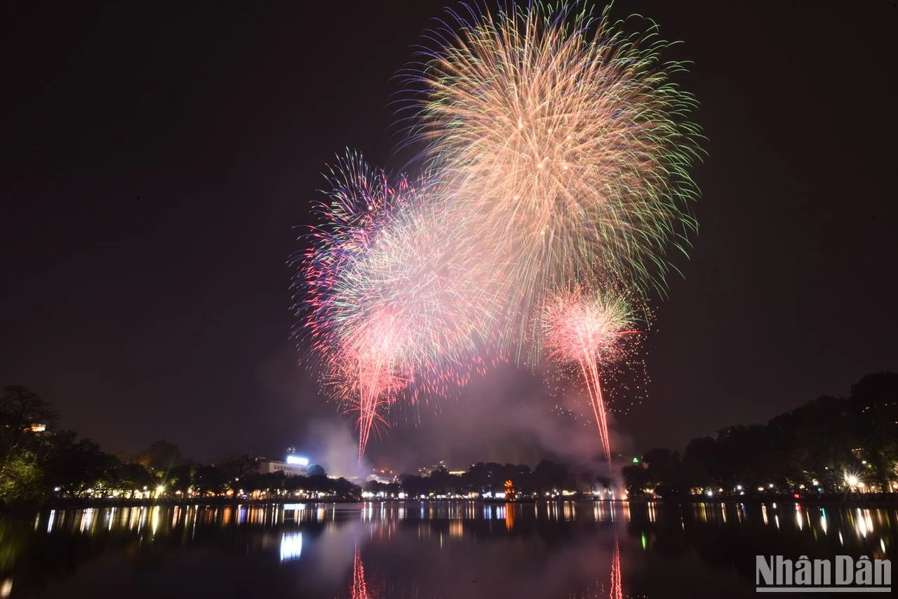 [Ảnh] Ngắm pháo hoa thắp sáng bầu trời Hà Nội đón chào năm mới Giáp Thìn 2024 ảnh 8