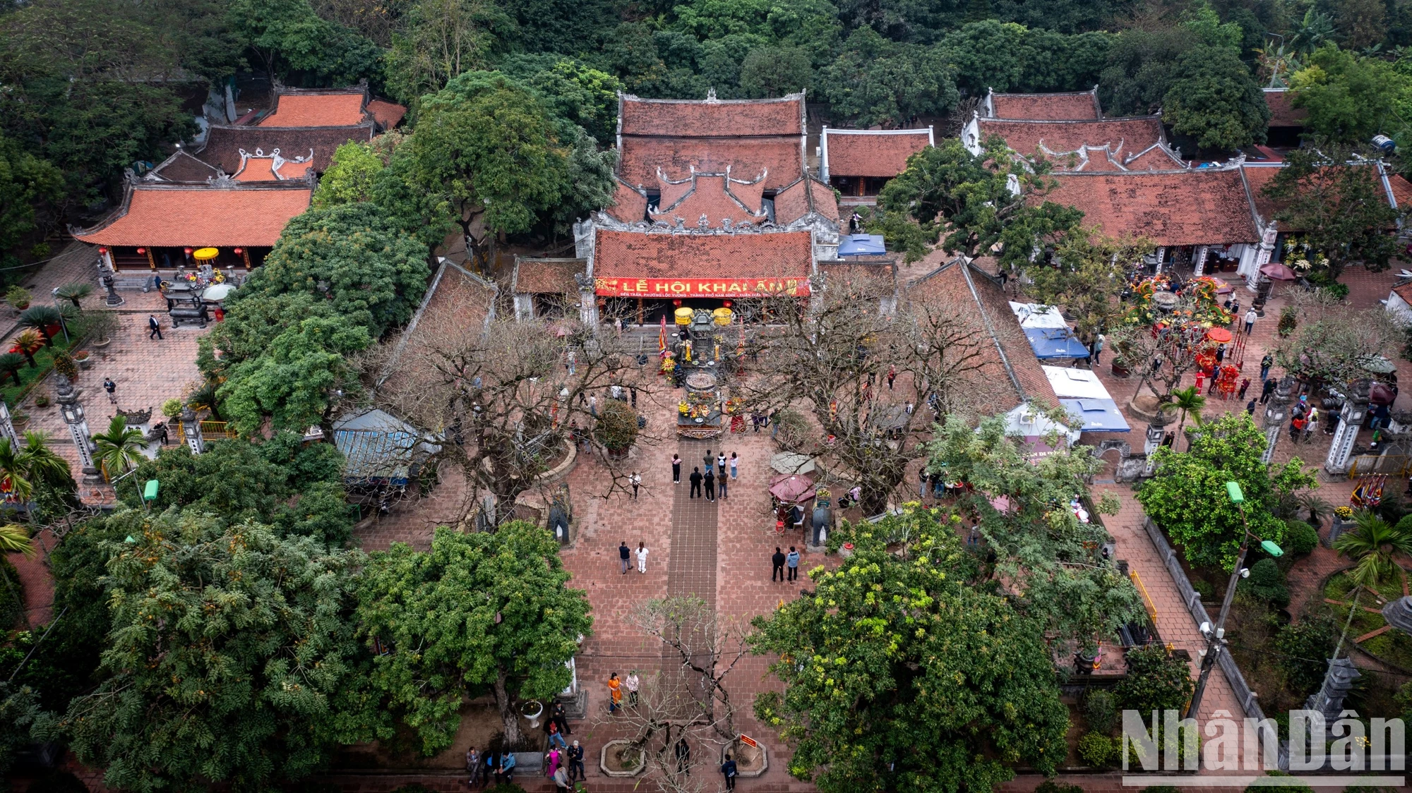 [Ảnh] Du khách đội mưa tới đền Trần Nam Định trước giờ khai ấn ảnh 2