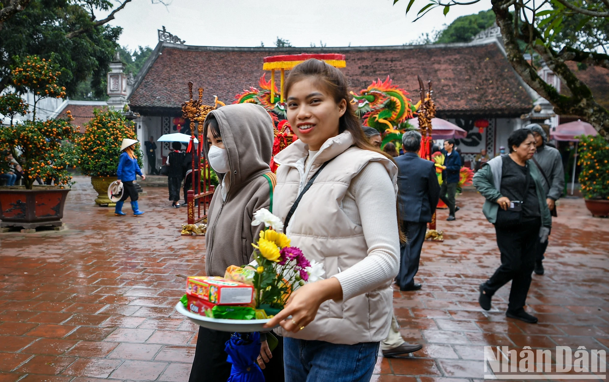 [Ảnh] Du khách đội mưa tới đền Trần Nam Định trước giờ khai ấn ảnh 4