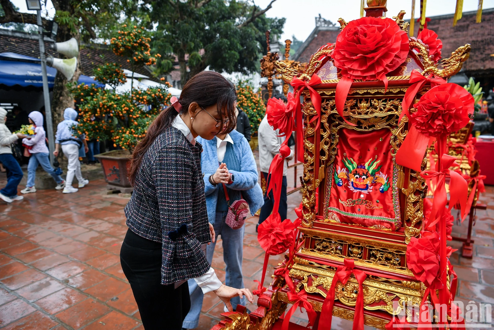 [Ảnh] Du khách đội mưa tới đền Trần Nam Định trước giờ khai ấn ảnh 3