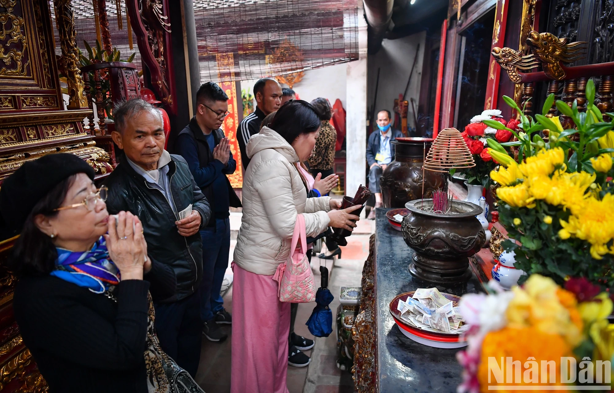 [Ảnh] Du khách đội mưa tới đền Trần Nam Định trước giờ khai ấn ảnh 11